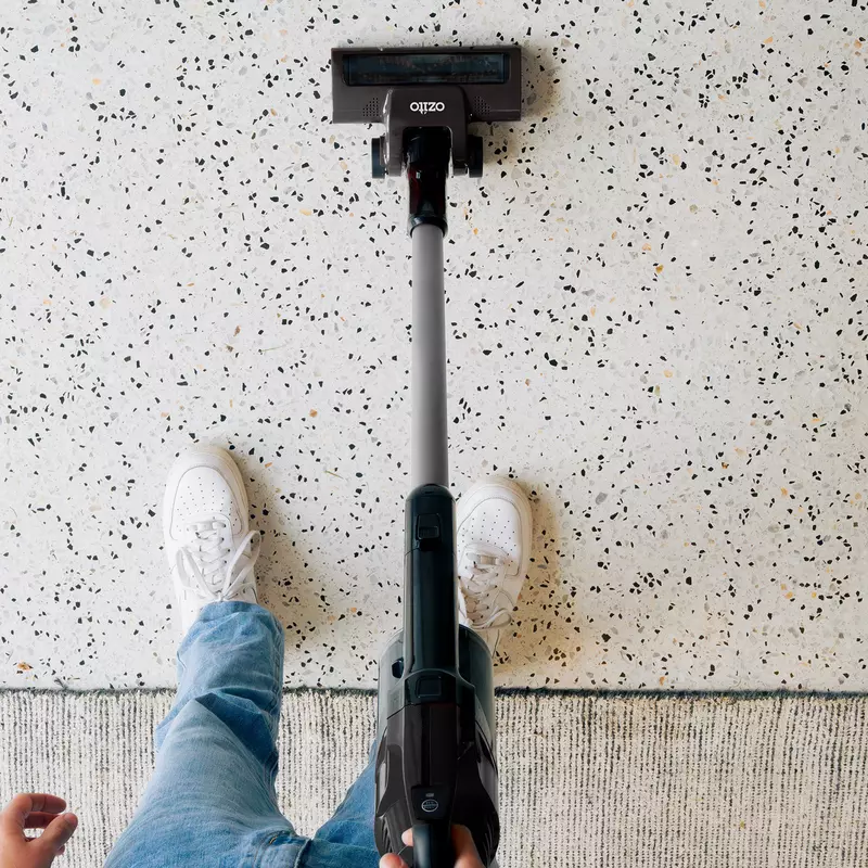 ozito-cordlhandstick-vacuum-cleaner-3001220-example_usage-102