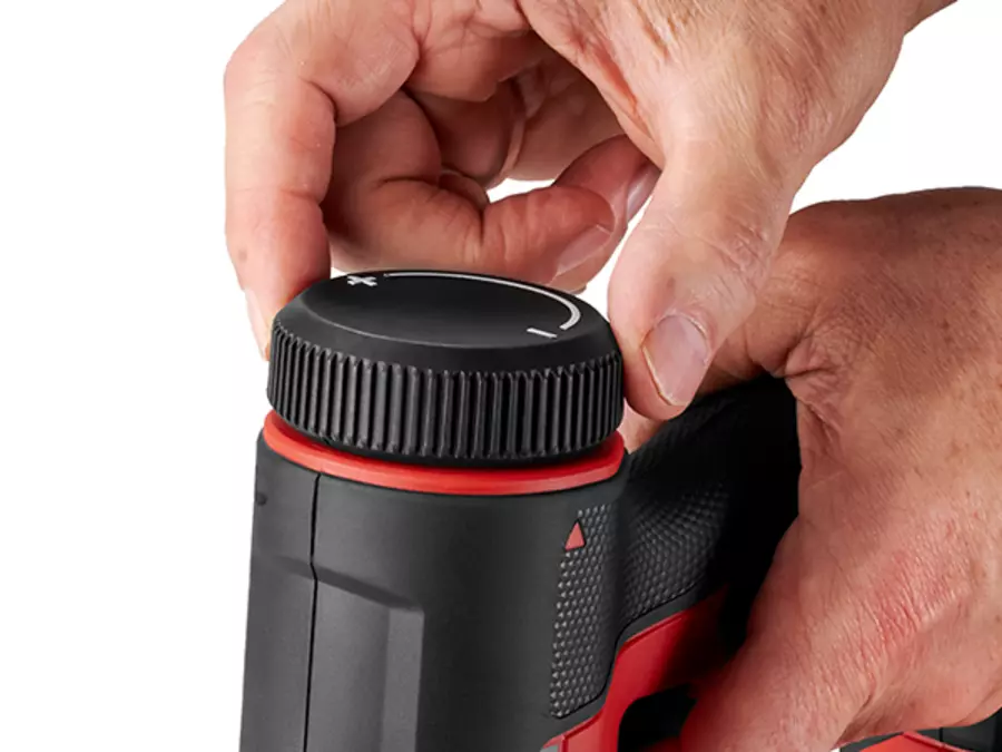 Eine Hand stellt die Schlagkraft am Drehregler des Einhell Akku-Naglers TE-CN 18/32 Li – Solo ein.