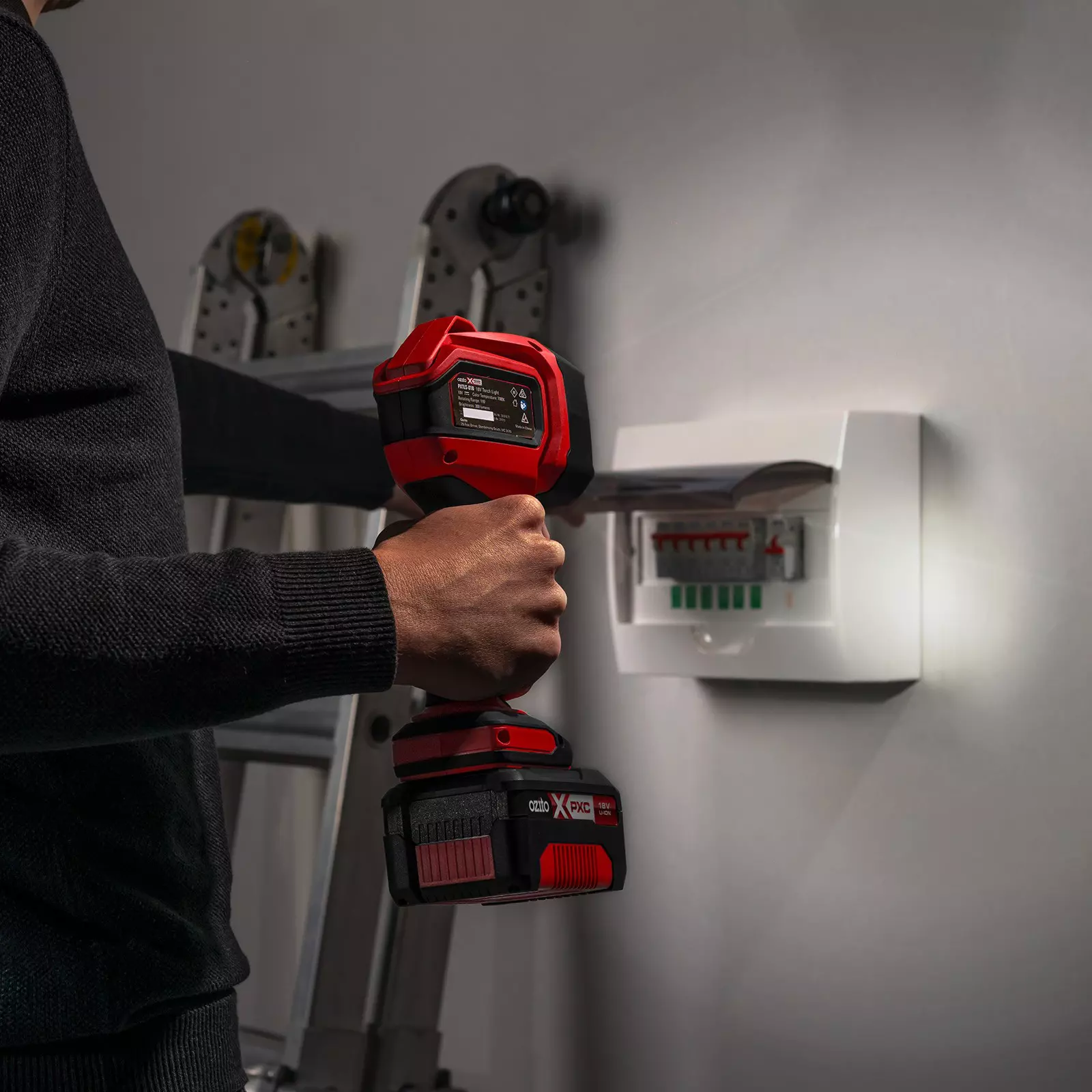 ozito-power-tool-kit-3001258-example_usage-105