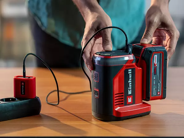 The Einhell USB-Fast Charger in use with the Einhell battery power station TE-ES 18/150/1 Li-C.