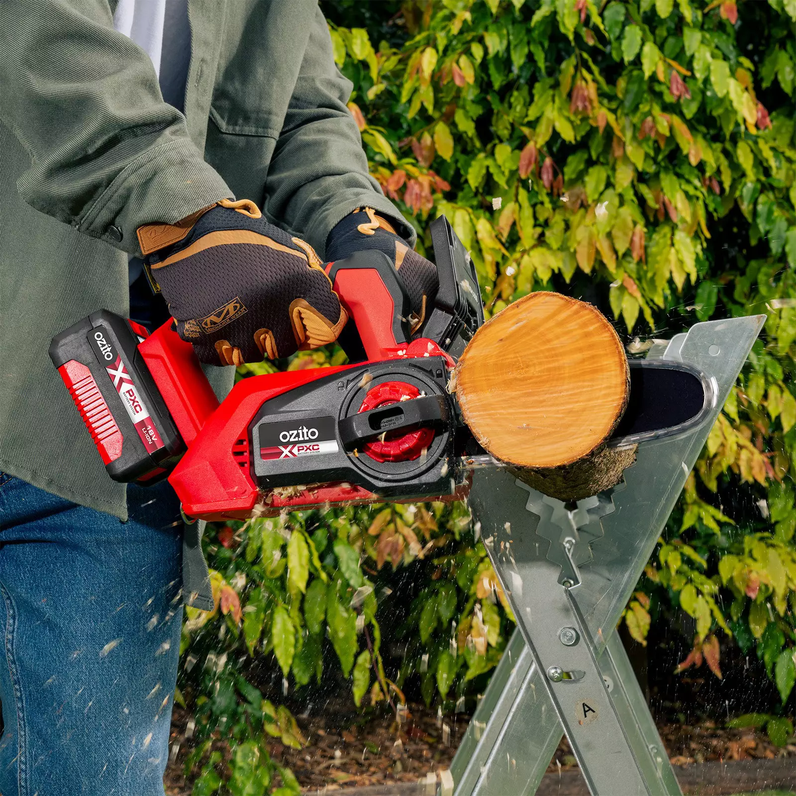 ozito-top-handled-cordless-chain-saw-3001026-example_usage-102