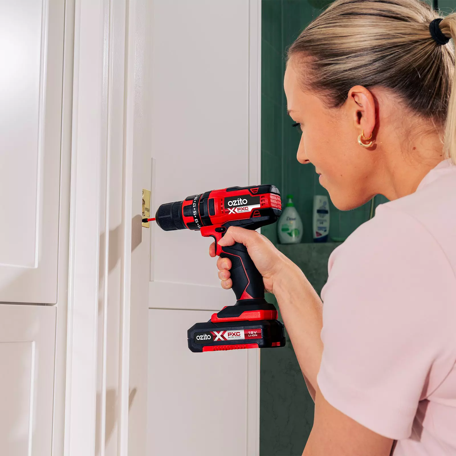 ozito-cordless-drill-kit-3000233-example_usage-102