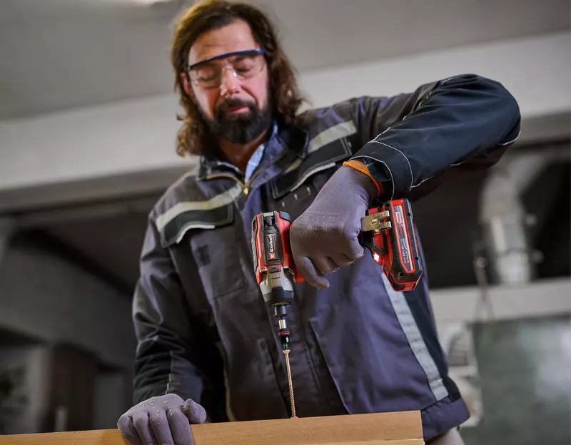 einhell-professional-cordless-impact-driver-4510085-example_usage-001