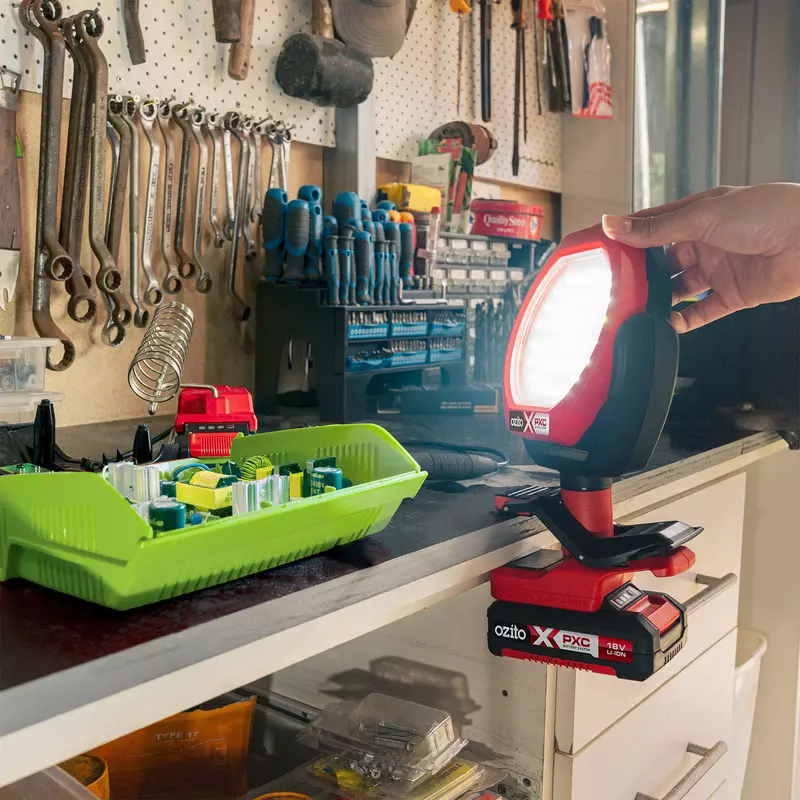 ozito-cordless-outdoor-light-3001235-example_usage-105