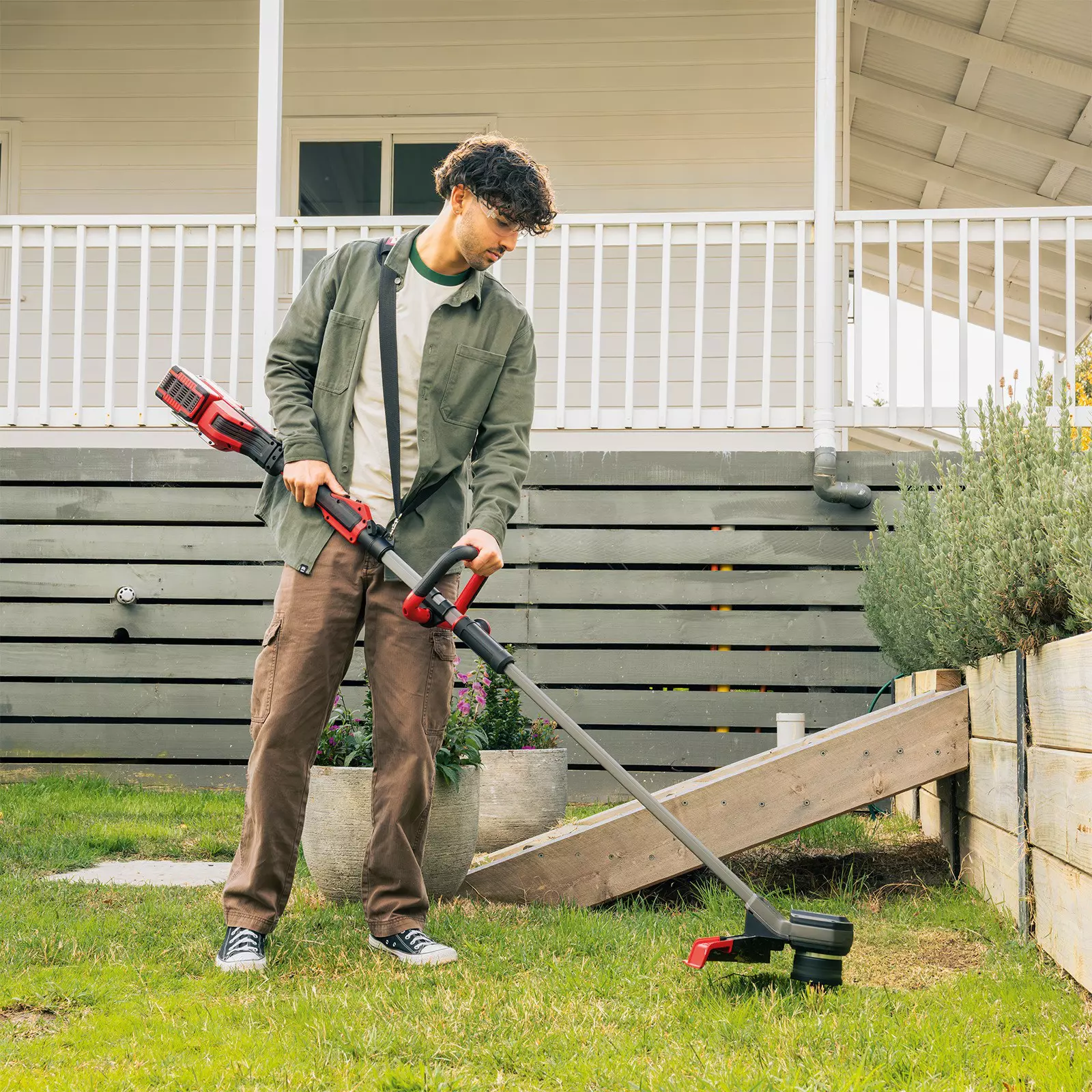 ozito-cordless-scythe-3001190-example_usage-103