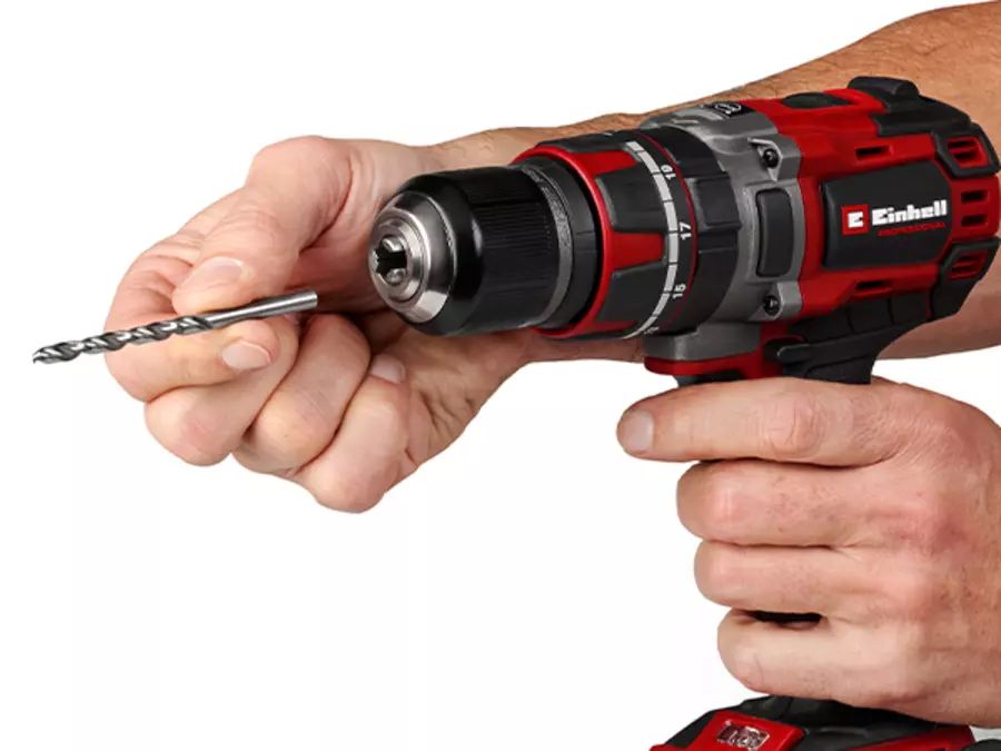 The image shows the metal chuck of the Einhell cordless impact drill driver TP-CD 18/60 Li-i S-F (1x2.0 Ah) with inserted drill bit.