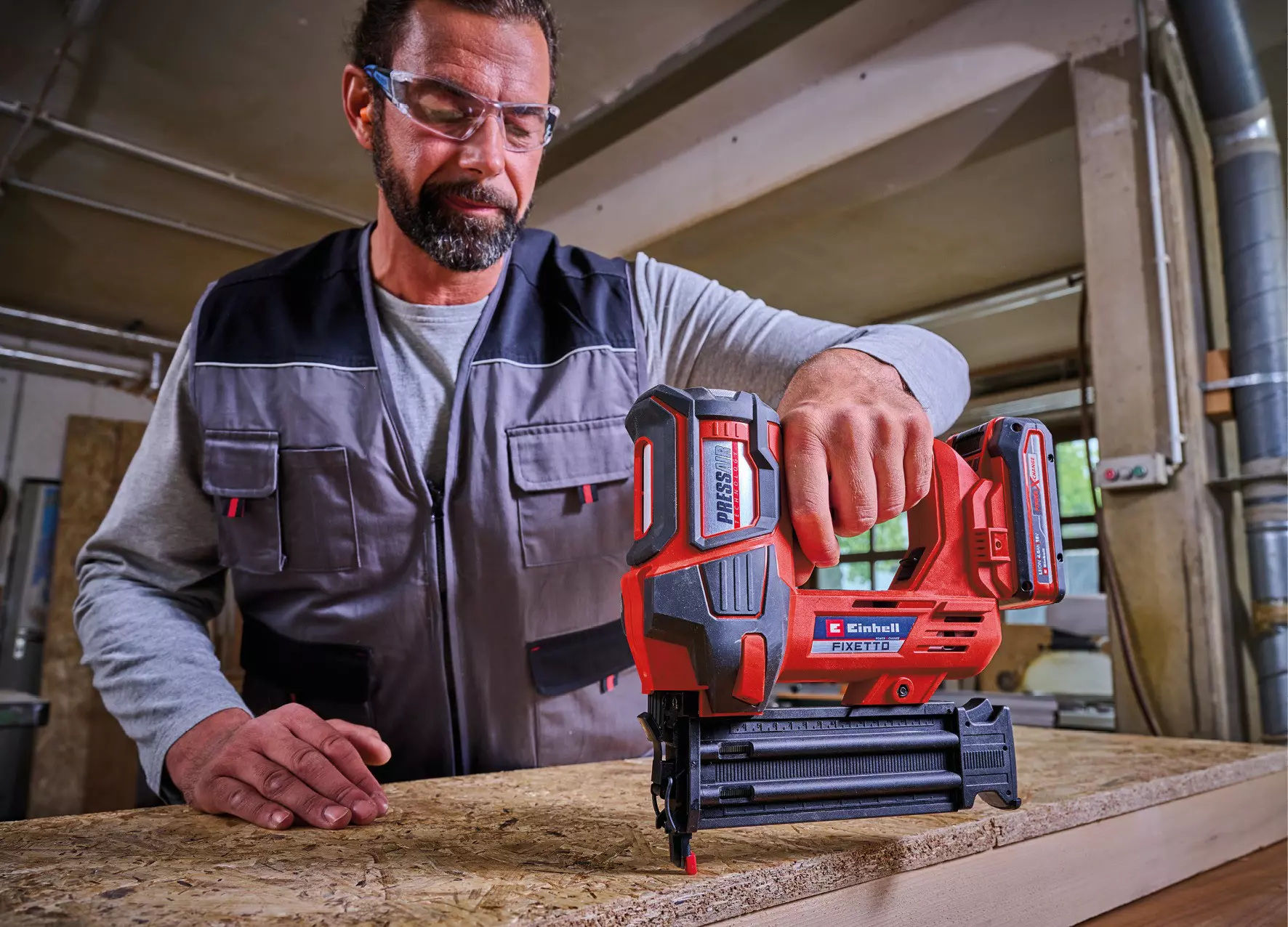 einhell-professional-cordless-nailer-4257795-example_usage-001
