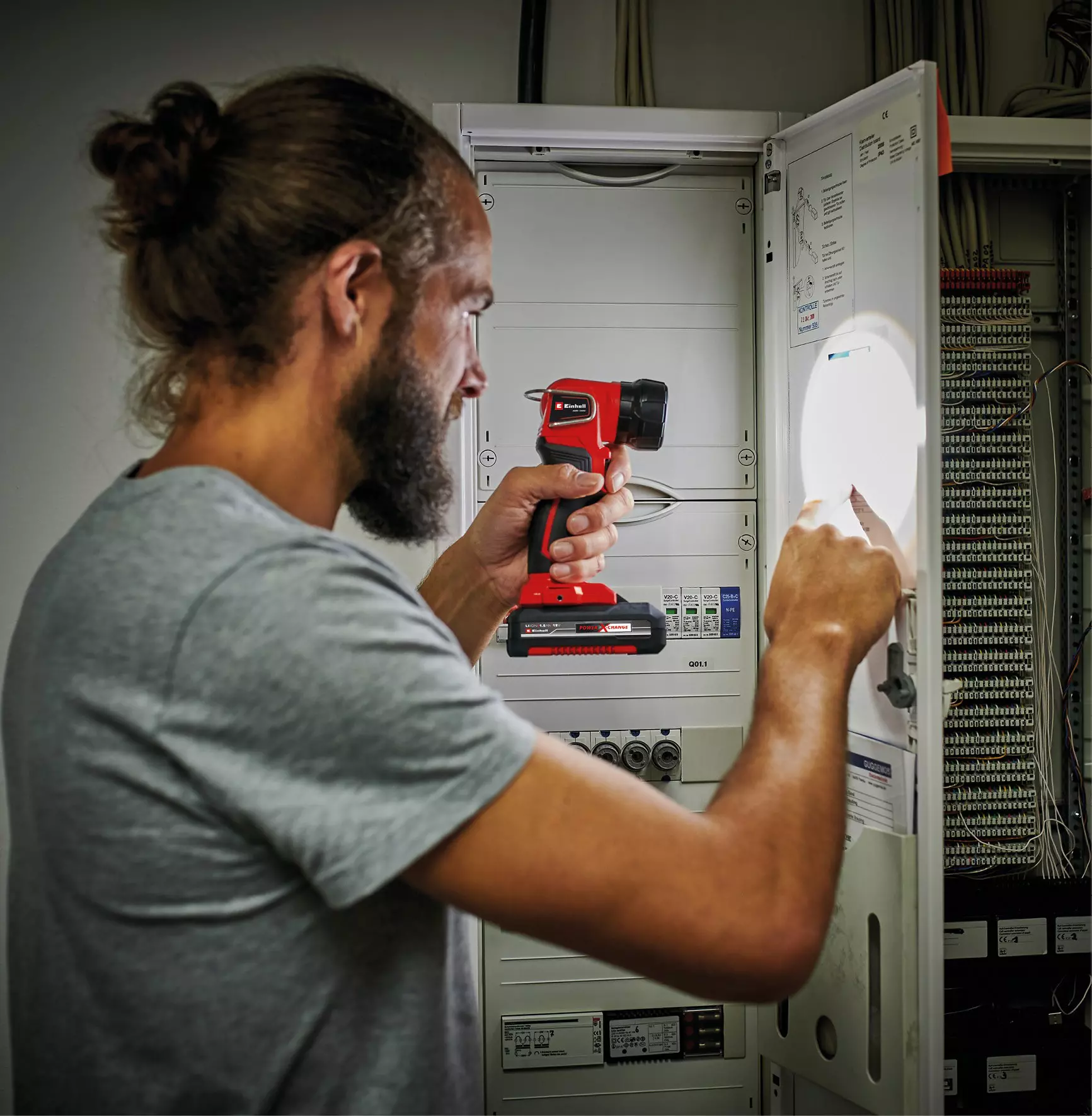 einhell-classic-cordless-light-4514195-example_usage-001