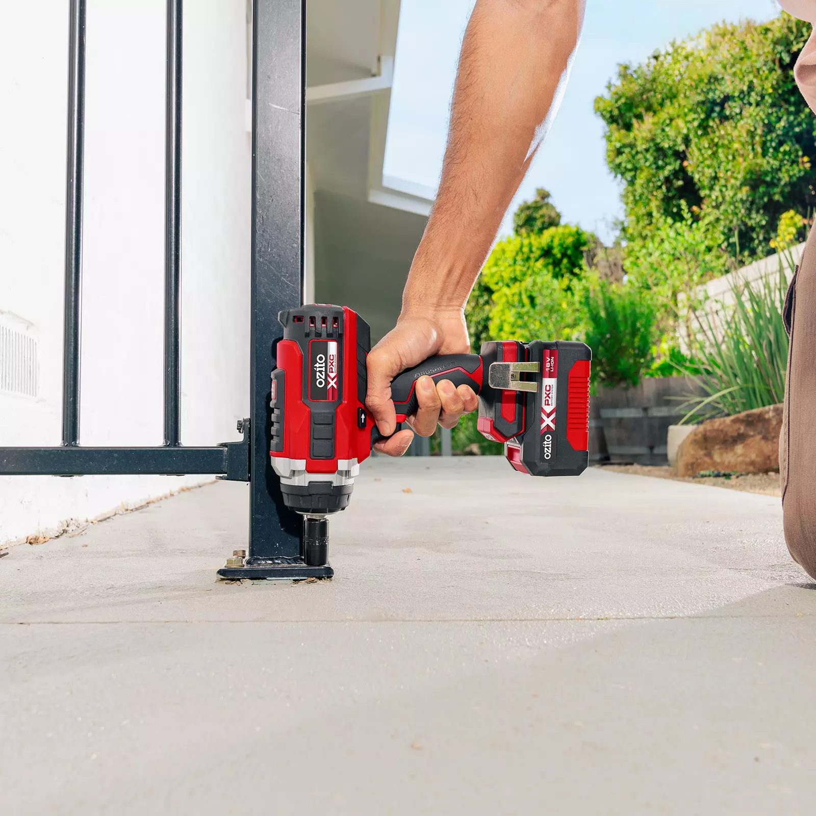 ozito-cordless-impact-wrench-3000936-example_usage-103