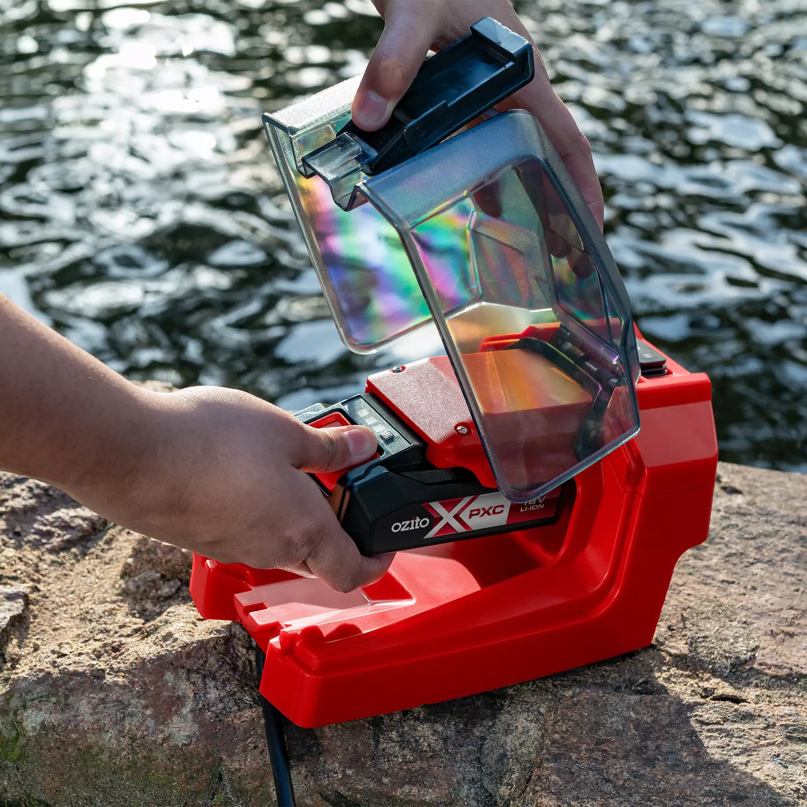 ozito-cordless-dirt-water-pump-3001095-example_usage-103