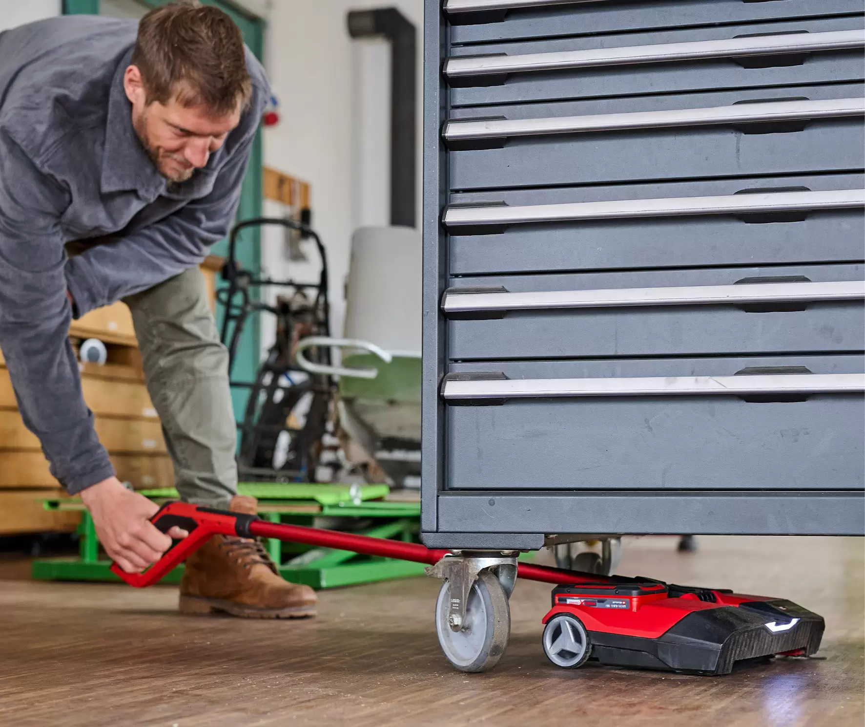 einhell-expert-cordless-sweeper-2352050-example_usage-999