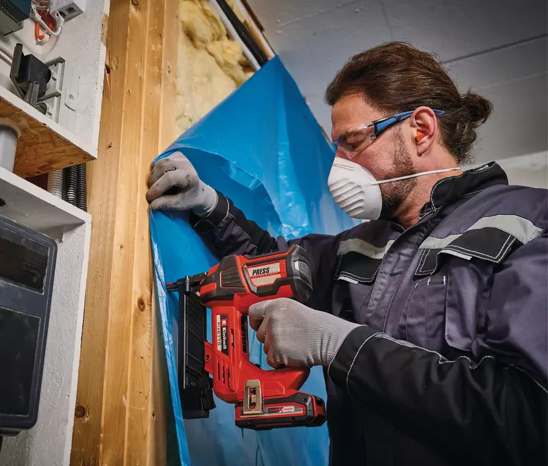 einhell-professional-cordless-tacker-4257786-example_usage-001