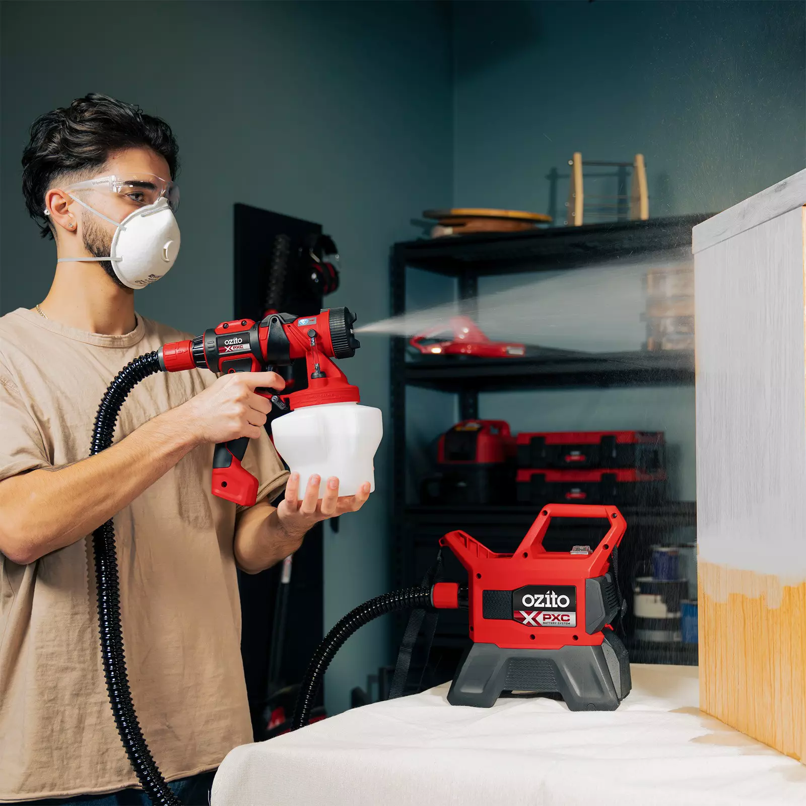 ozito-cordless-paint-spray-system-3001283-example_usage-102