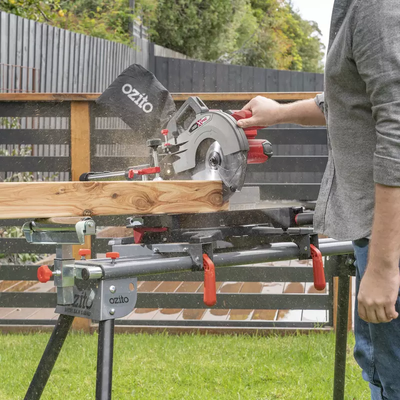 ozito-cordless-sliding-mitre-saw-3001042-example_usage-101