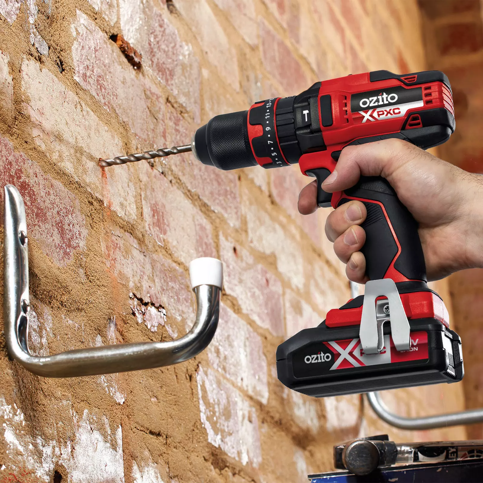 ozito-cordless-impact-drill-3001169-example_usage-103