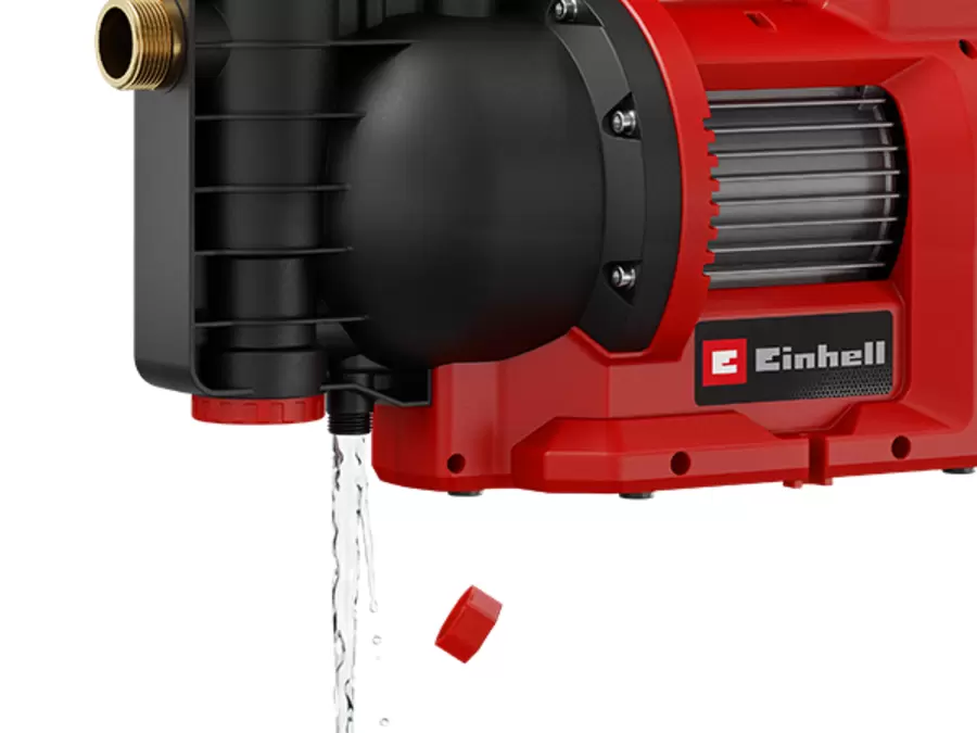 Donma koruması tahliye vidası açık olan GE-AW 8054 Einhell Otomatik Ev ve Bahçe Pompasından su tahliye edilmektedir.