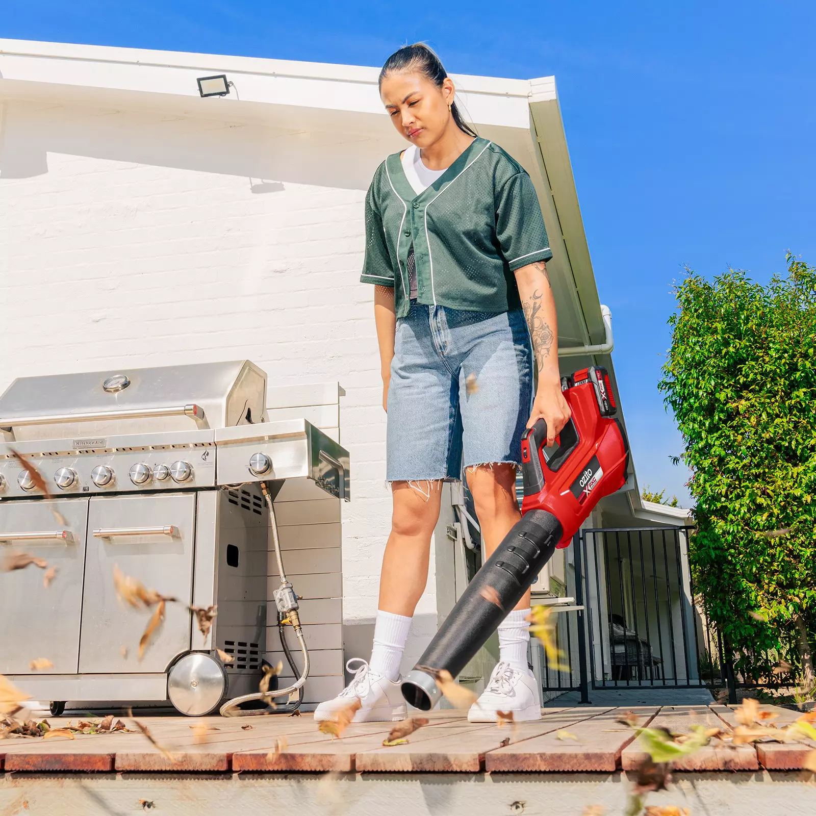 ozito-cordless-leaf-blower-3001306-example_usage-102