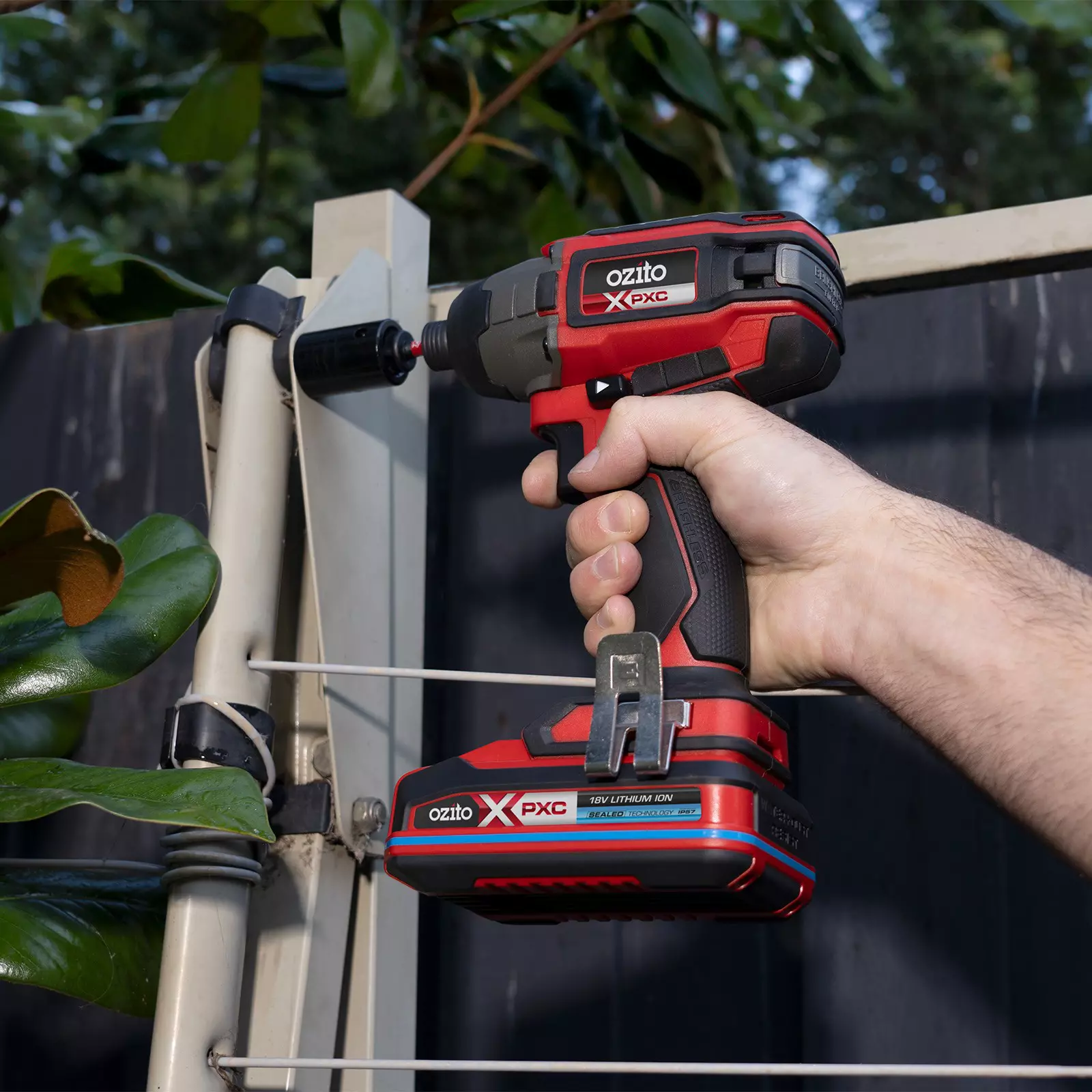 ozito-cordless-impact-driver-3001172-example_usage-102