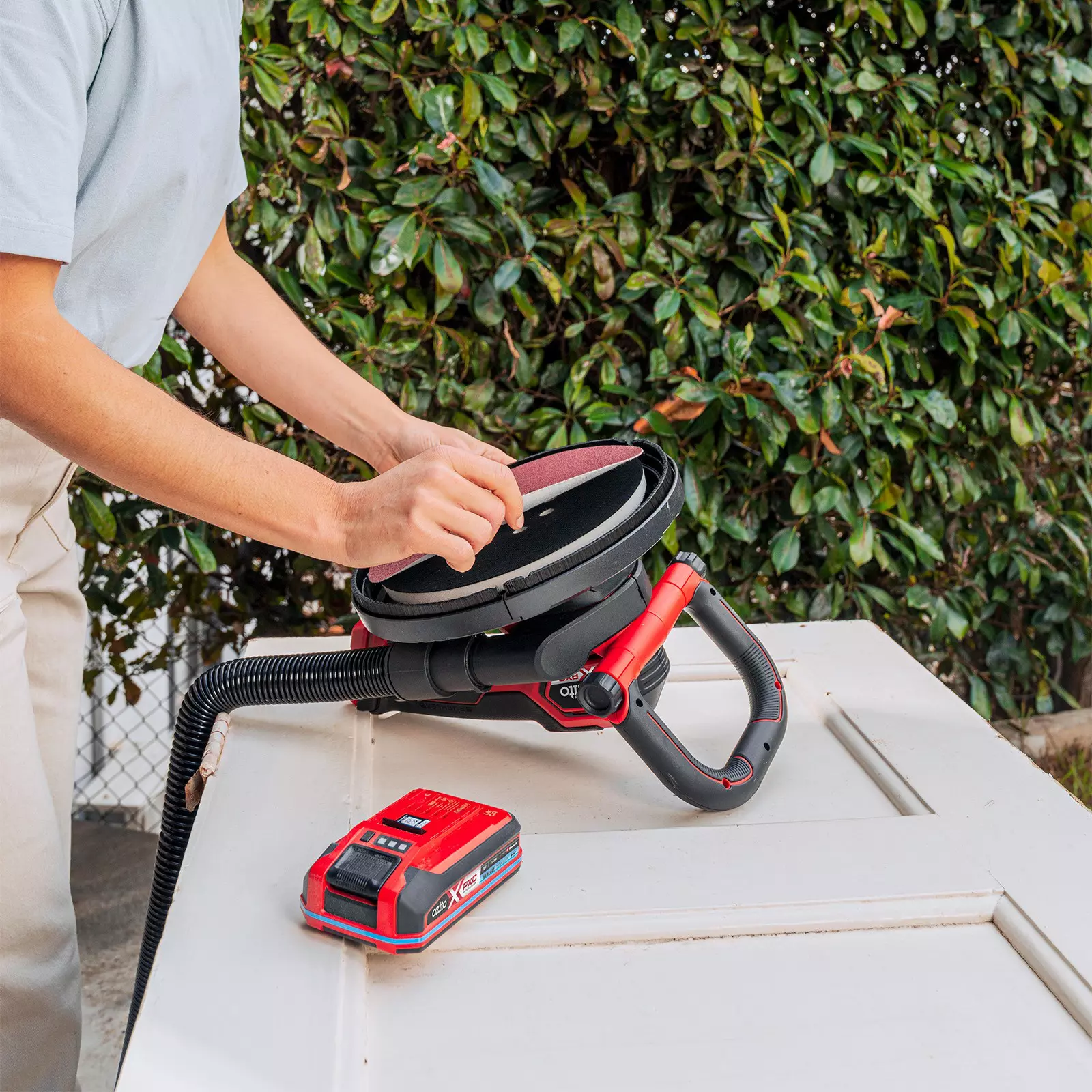 ozito-cordless-drywall-polisher-3001065-example_usage-102