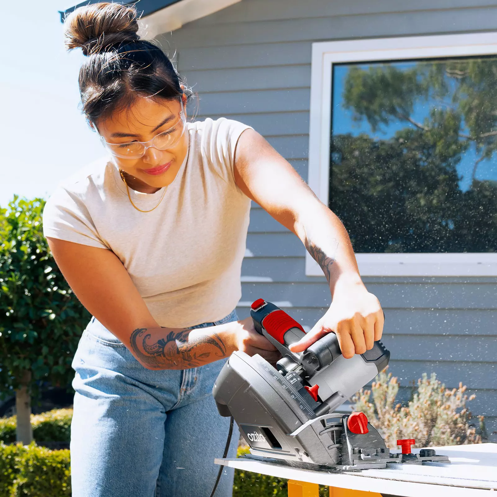 ozito-plunge-cut-saw-3001288-example_usage-101