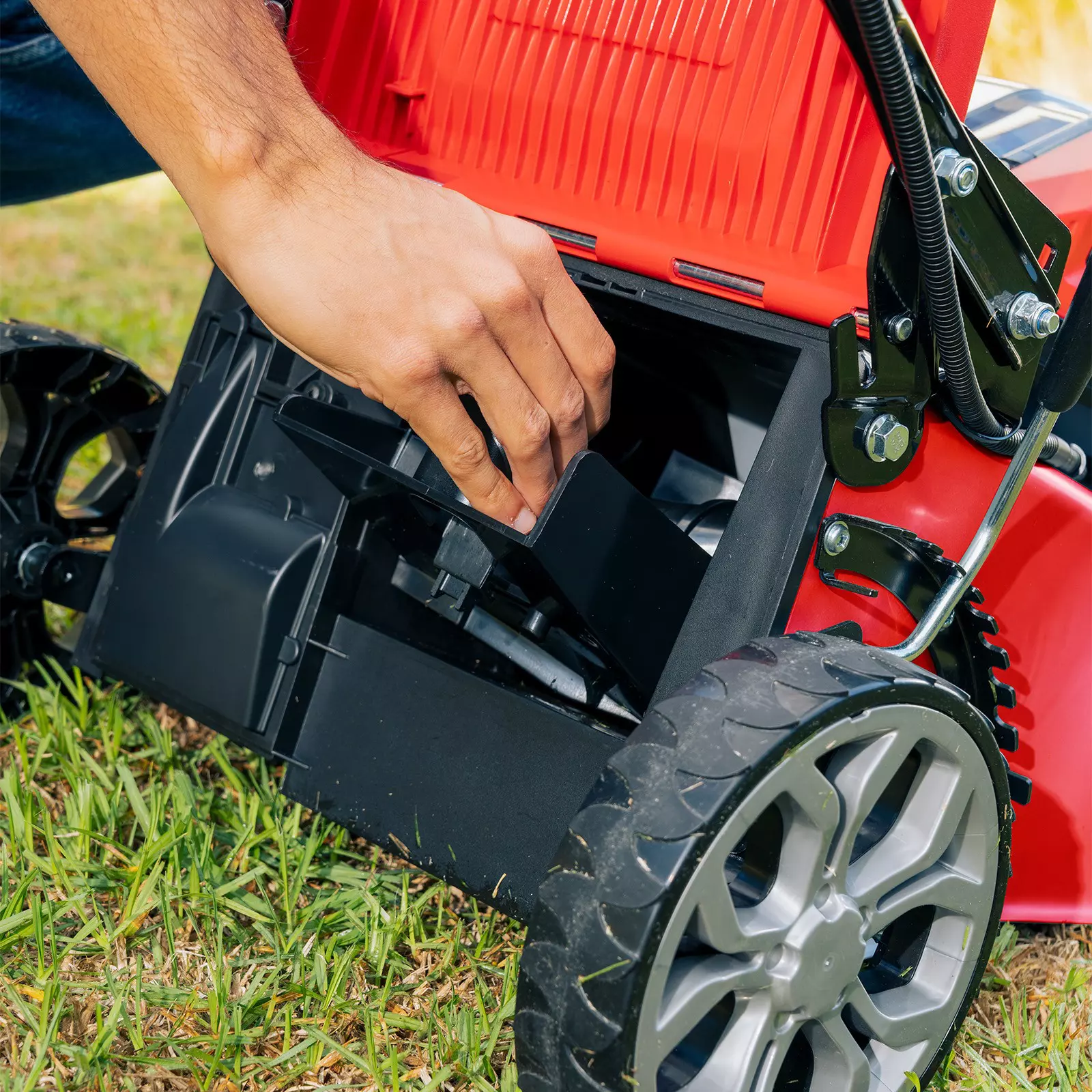 ozito-cordless-lawn-mower-3001304-example_usage-106