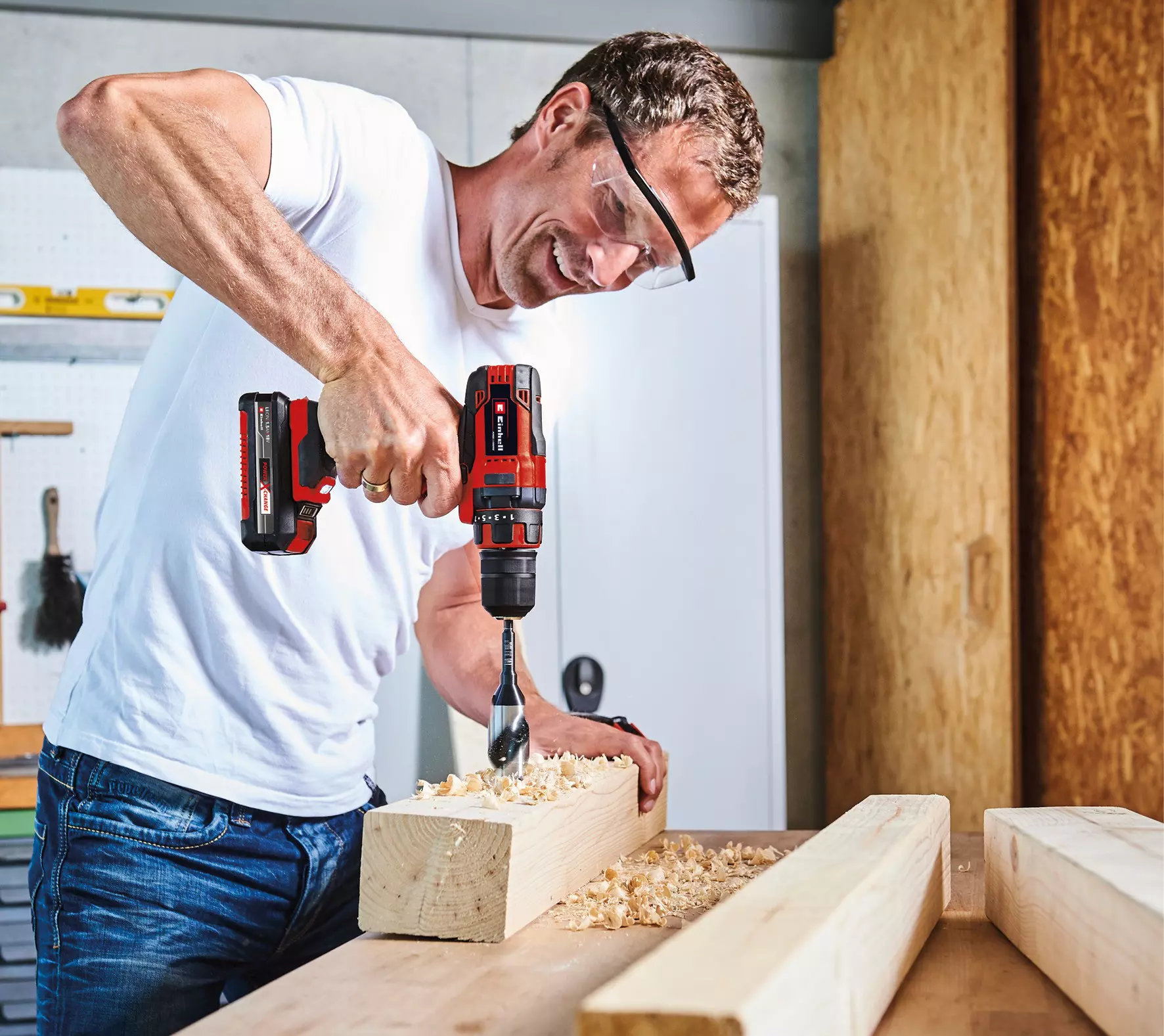 einhell-classic-cordless-drill-4514229-example_usage-001