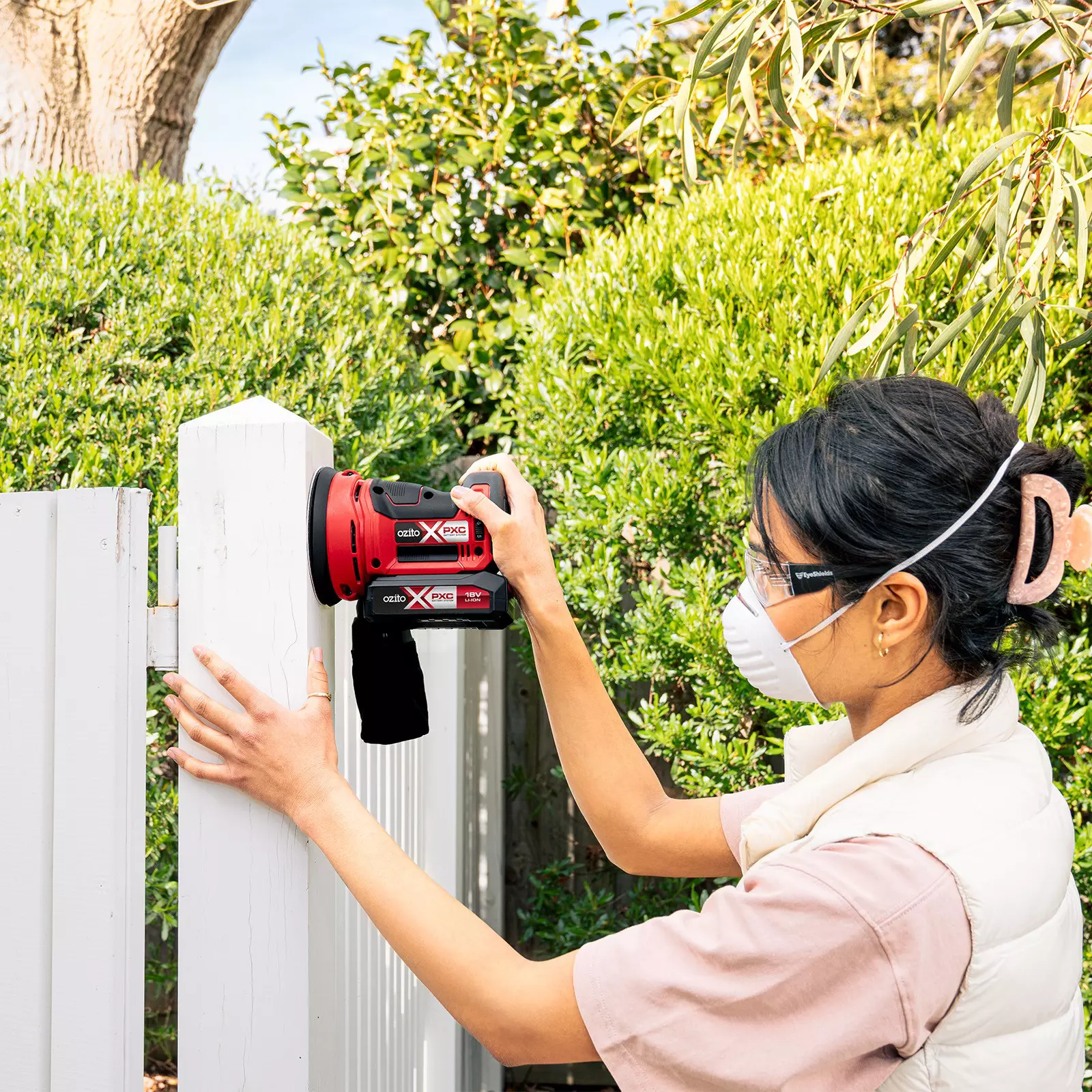 ozito-cordless-rotating-sander-3000043-example_usage-102