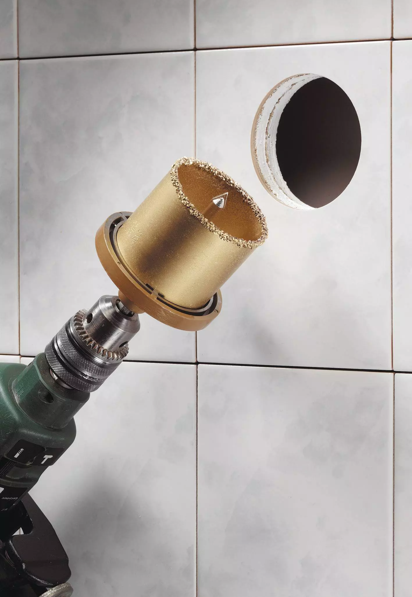 kwb-premium-single-hole-saw-tcg-w-shank-49499668-example_usage-231