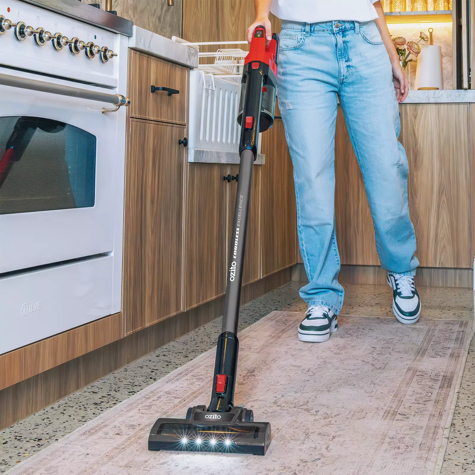 ozito-cordlhandstick-vacuum-cleaner-3001268-example_usage-104