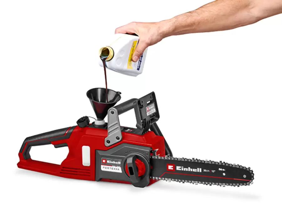 Oil is poured into the tank of the Einhell cordless chainsaw FORTEXXA 18/30; the viewing window shows the oil level.