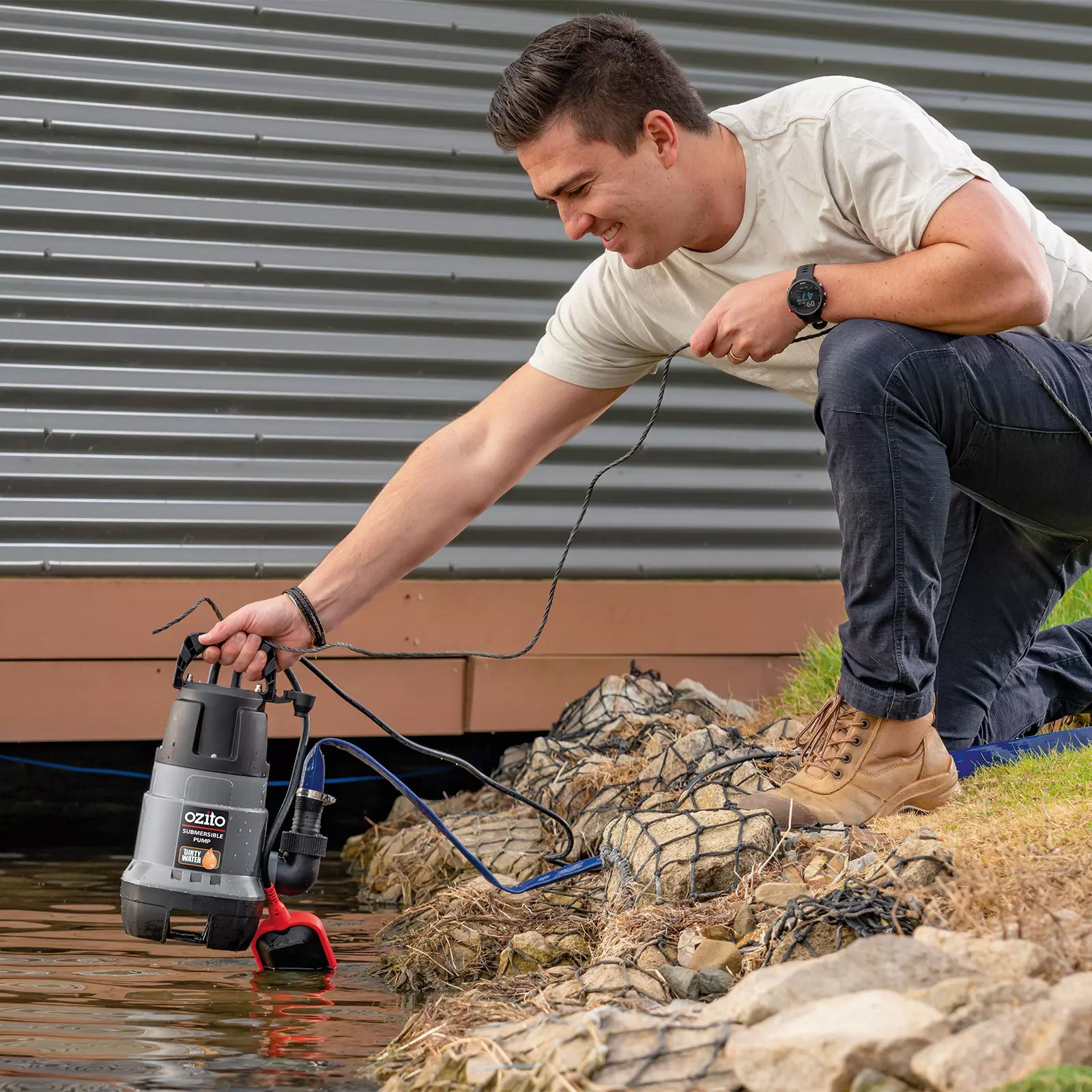 ozito-dirt-water-pump-3001055-example_usage-102