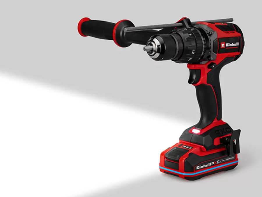 El taladro percutor inalámbrico Einhell TP-CD 18/130-K Li-i BL - Solo con la luz LED de trabajo integrada encendida.