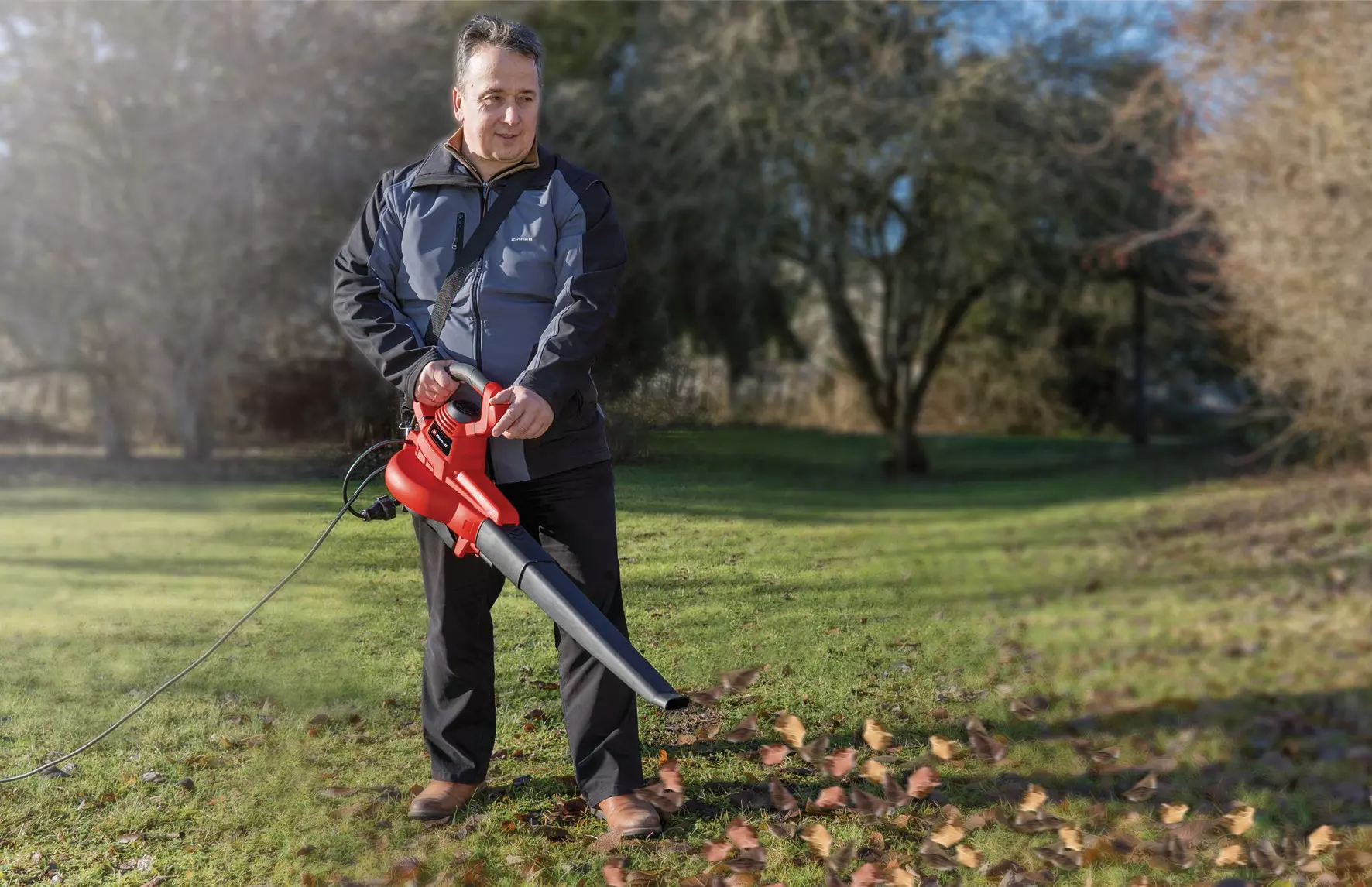 einhell-classic-electric-leaf-vacuum-3433321-example_usage-001