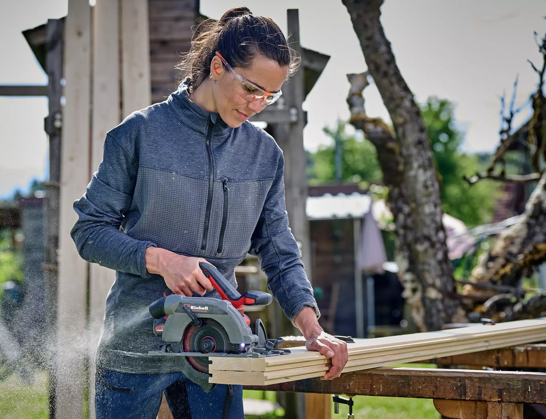 einhell-professional-cordless-circular-saw-4331225-example_usage-001