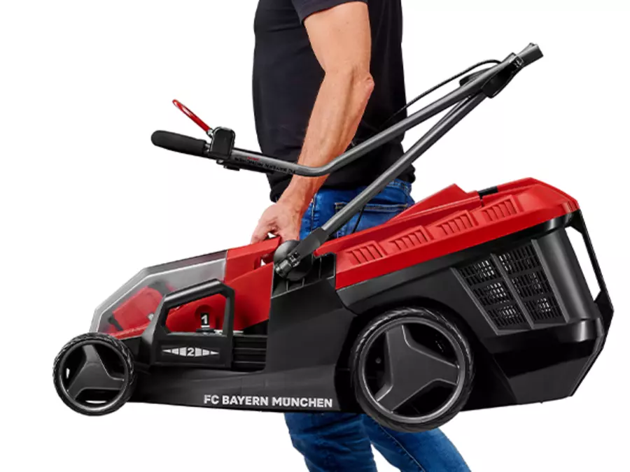 Akumulátorová sekačka Einhell GE-CM 36/36 Li Kit – FCB nesená za madlo na vrchu.