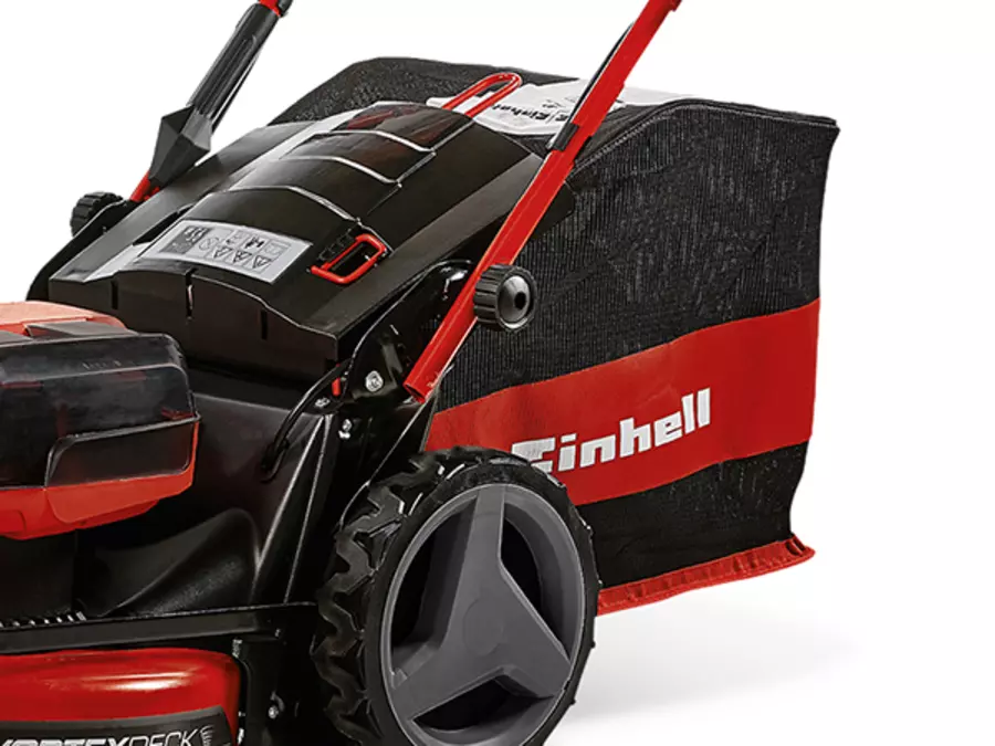 El recogedor de césped del cortacésped inalámbrico Einhell GP-CM 36/47 S HW Li con el logotipo de Einhell visible en la parte trasera del equipo.