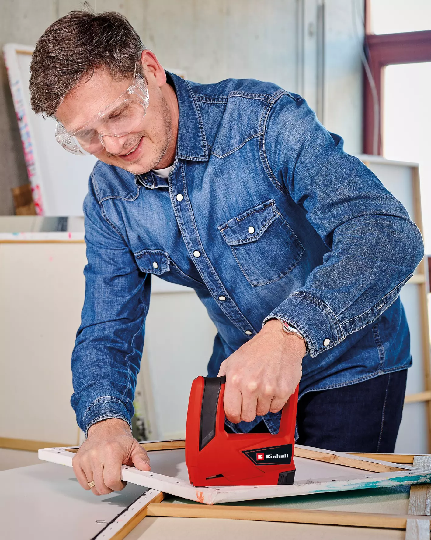 einhell-classic-cordless-tacker-4257880-example_usage-001