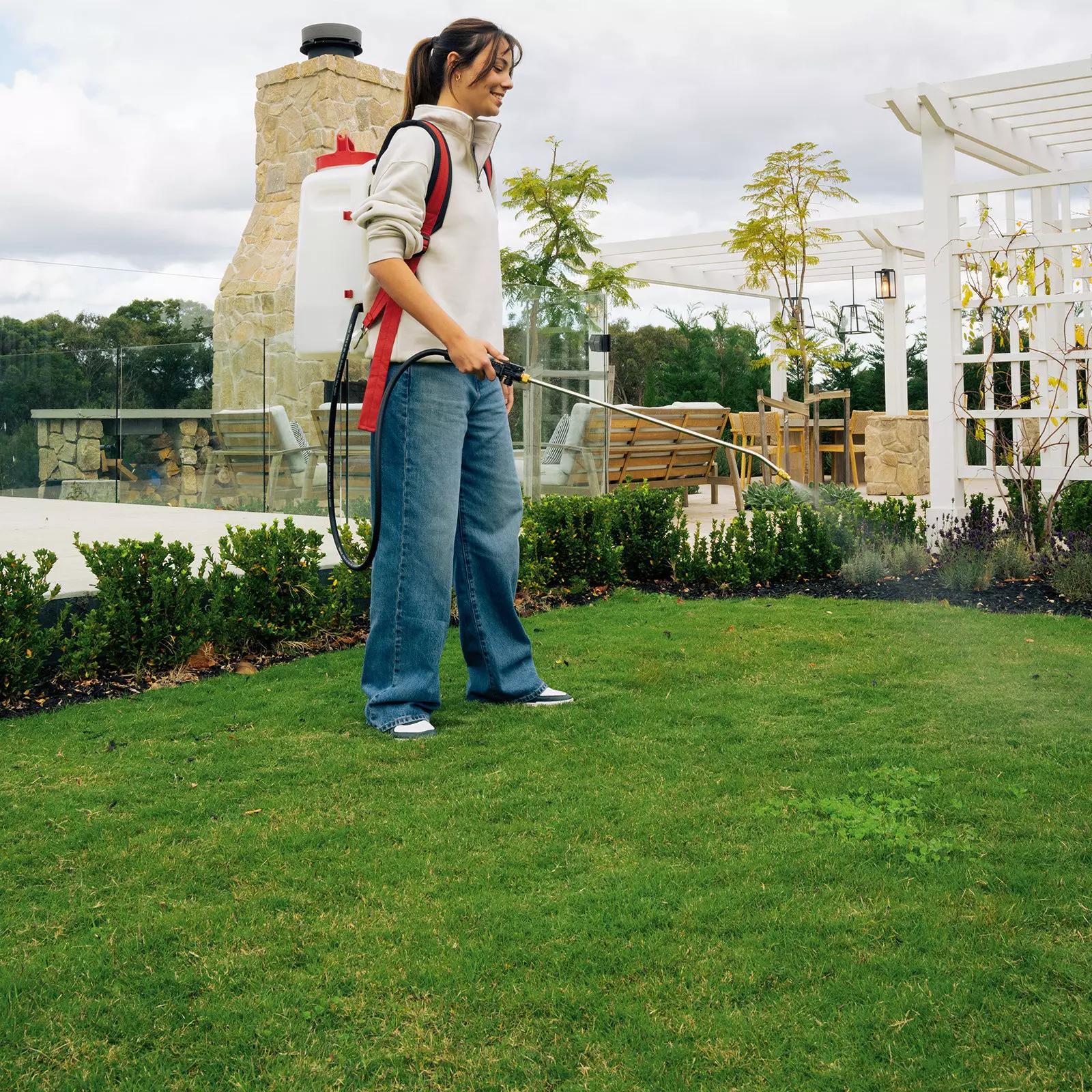 ozito-cordless-pressure-sprayer-3001187-example_usage-101