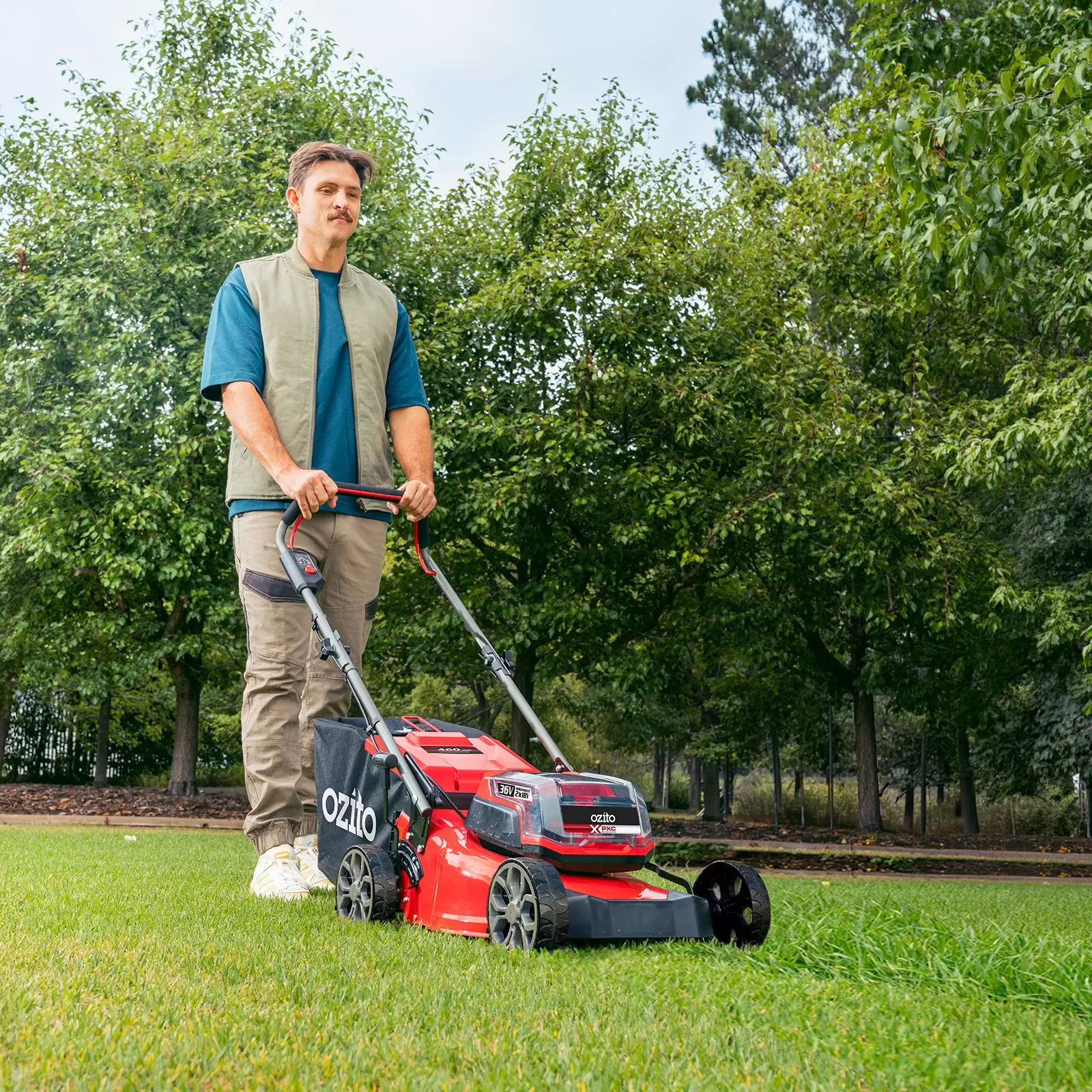 ozito-cordless-lawn-mower-3001402-example_usage-101