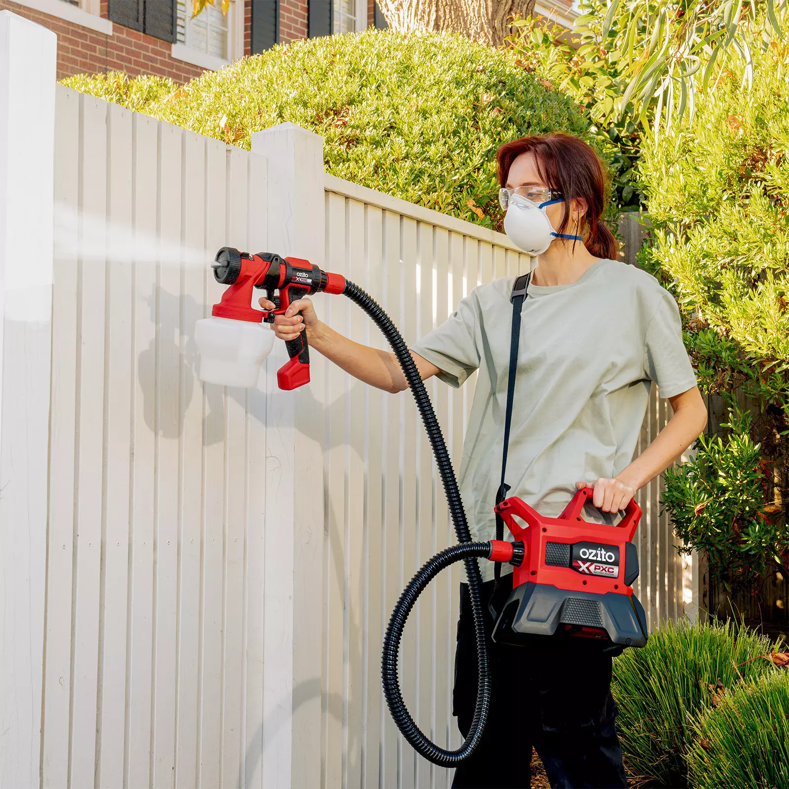 ozito-cordless-paint-spray-system-3001283-example_usage-101