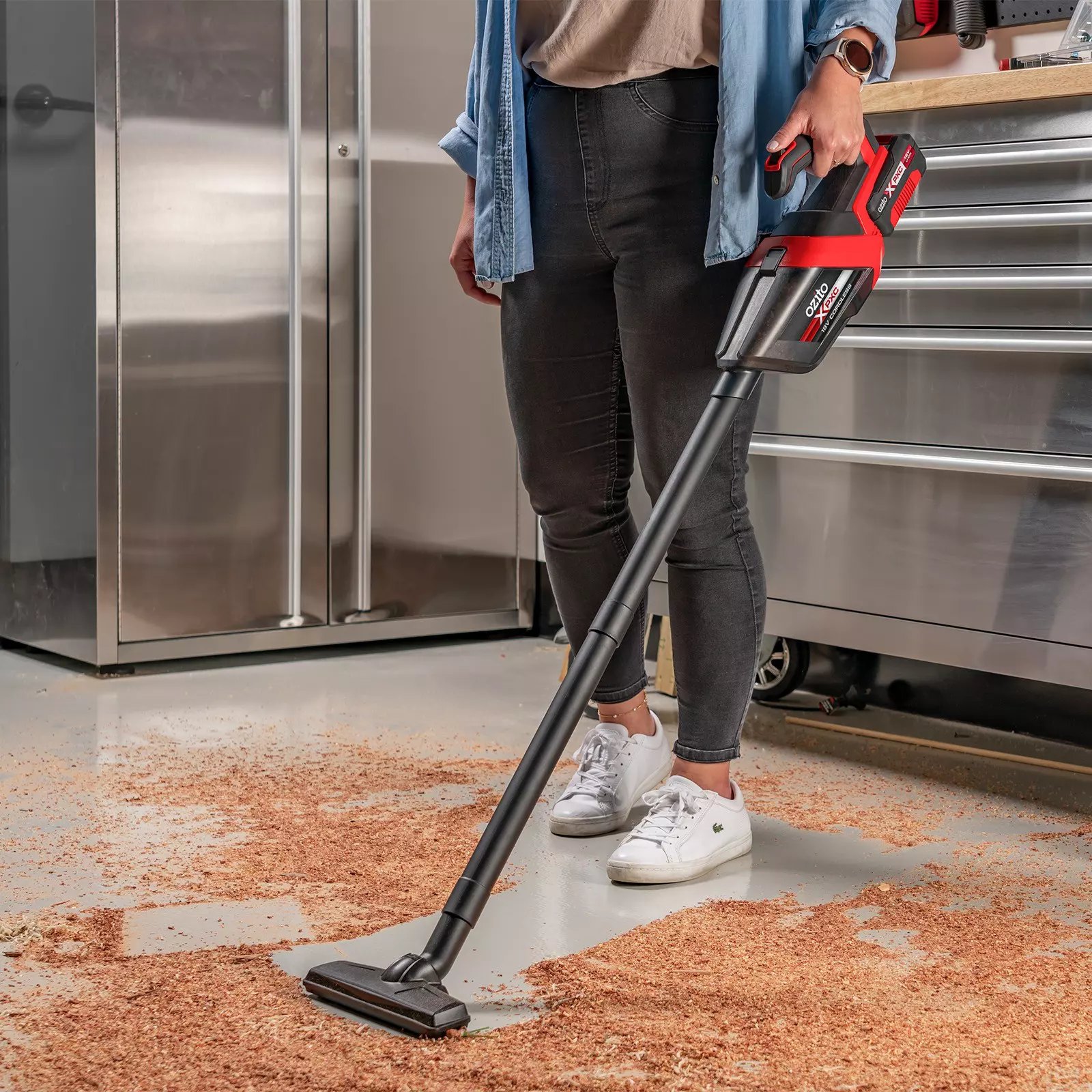 ozito-cordless-vacuum-cleaner-3001276-example_usage-102