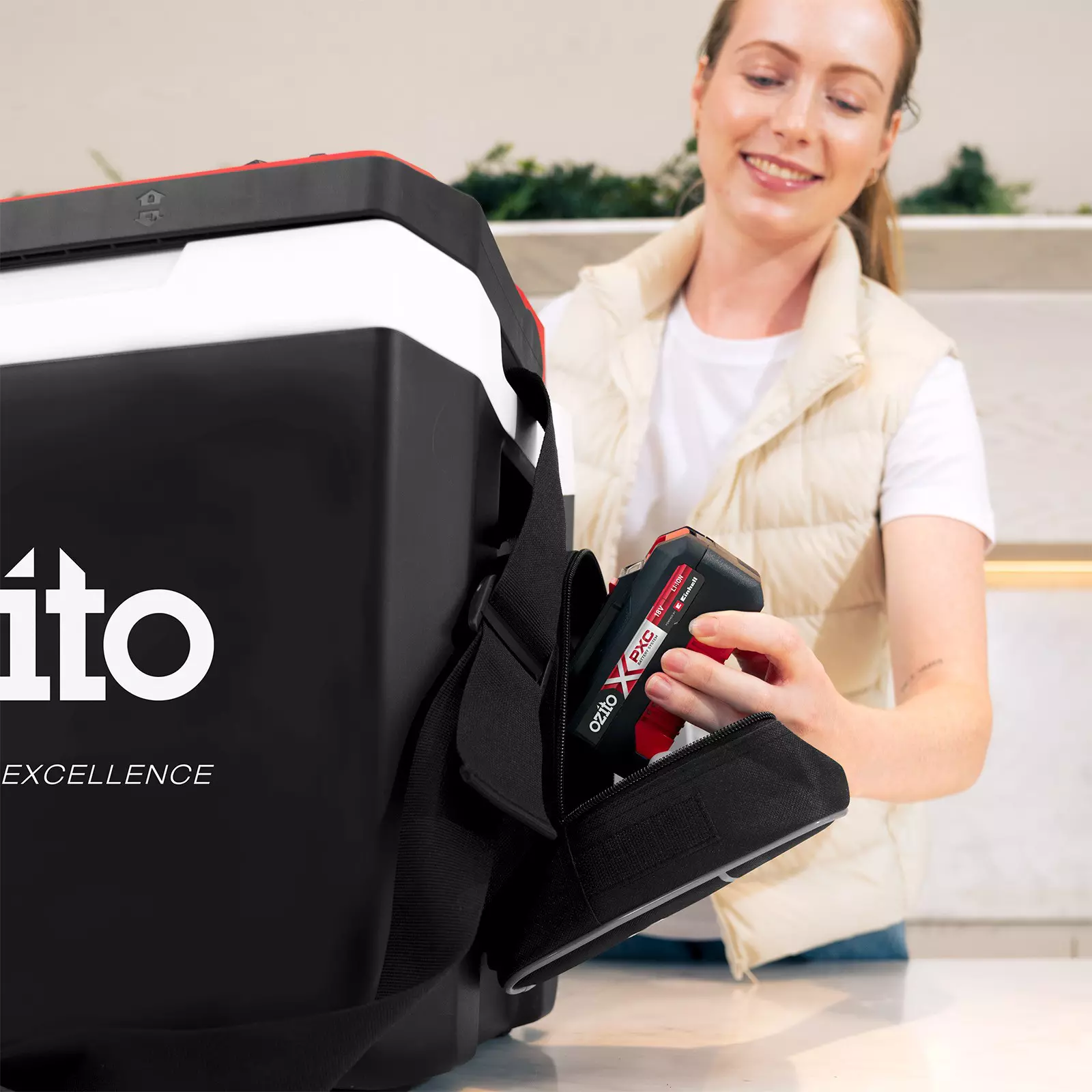 ozito-battery-powered-cool-box-3001387-example_usage-105