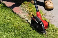 ozito-cordless-lawn-edge-trimmer-3000211-example_usage-103