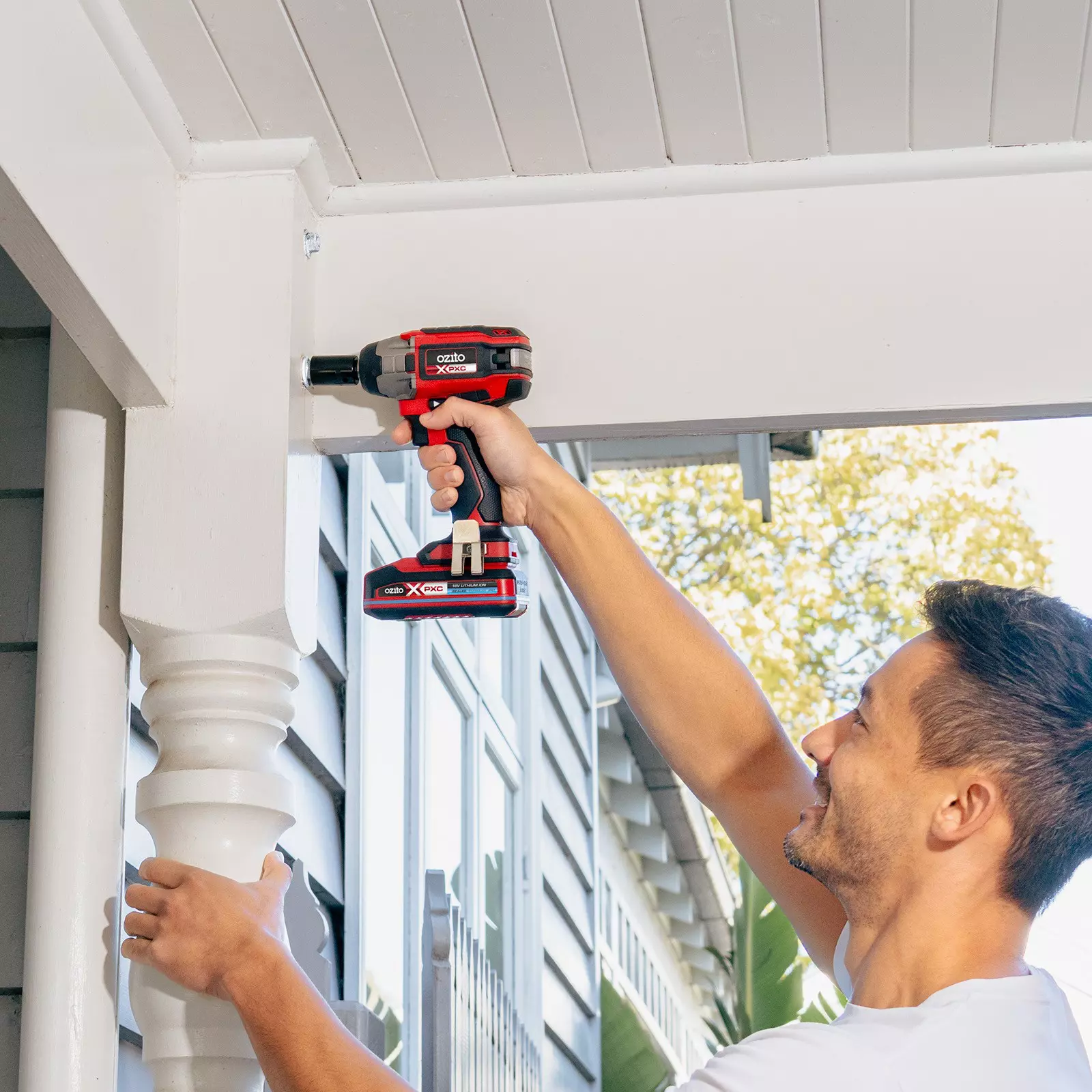 ozito-cordless-impact-wrench-3001171-example_usage-103