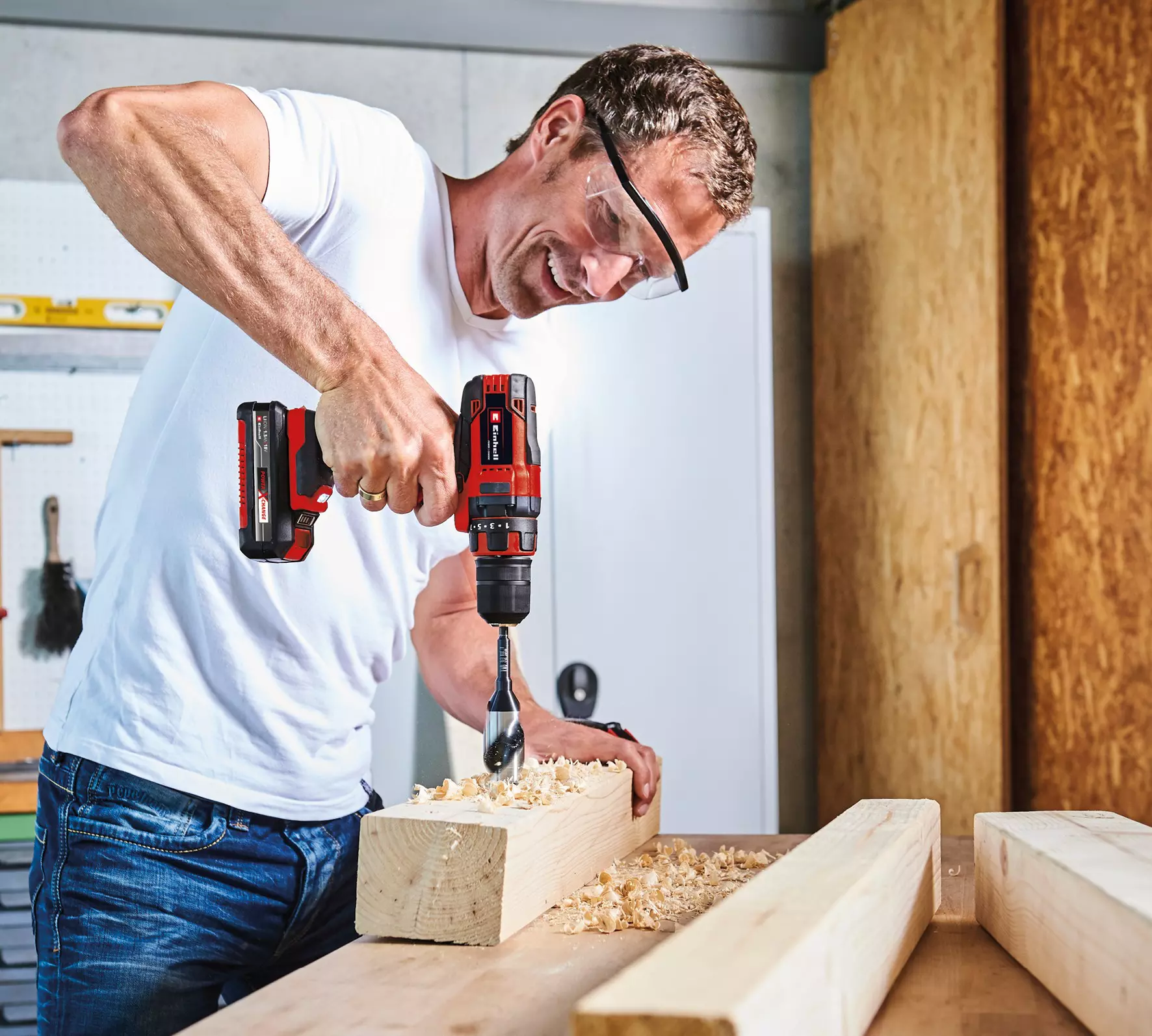 einhell-classic-cordless-drill-4513914-example_usage-001