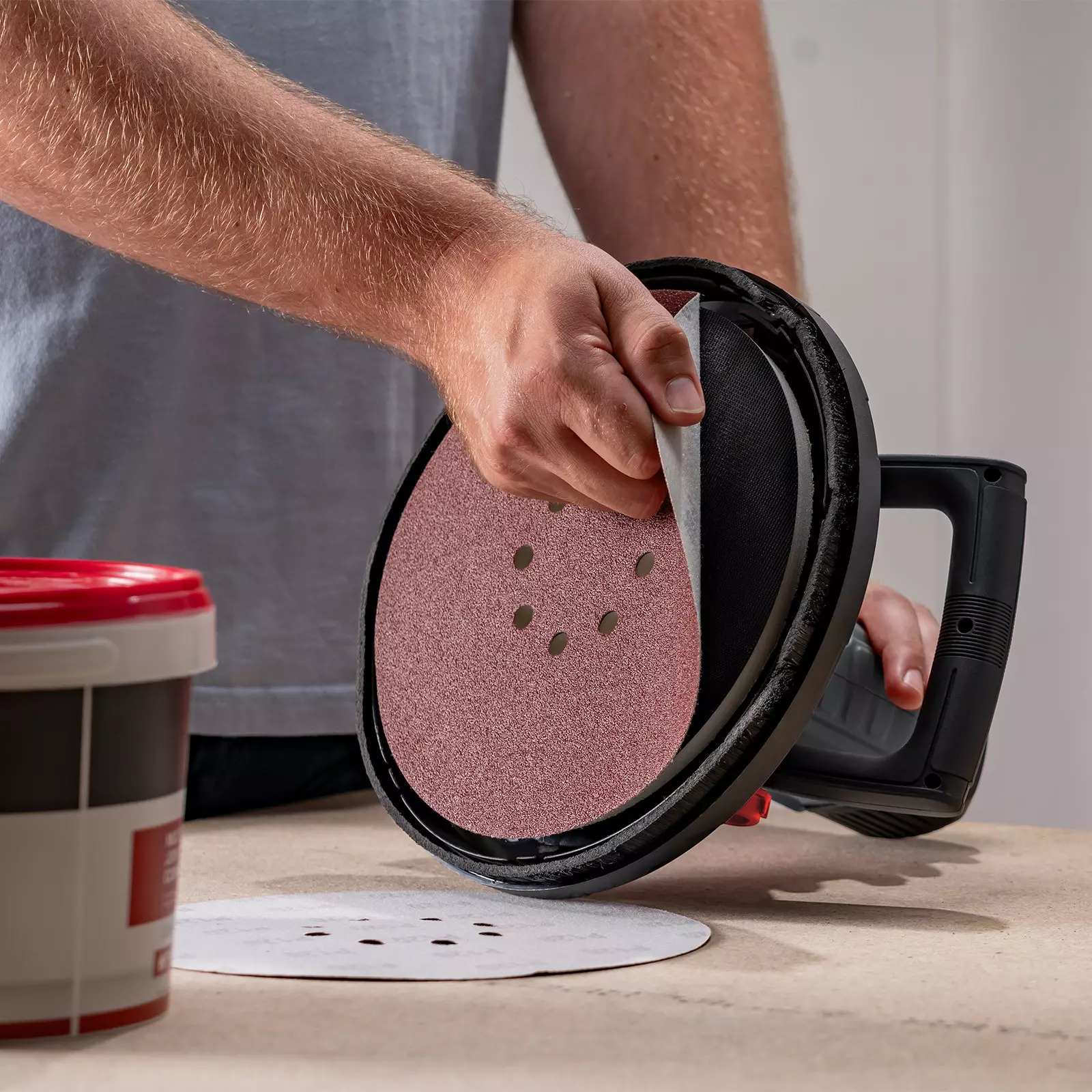 ozito-drywall-polisher-3001109-example_usage-103