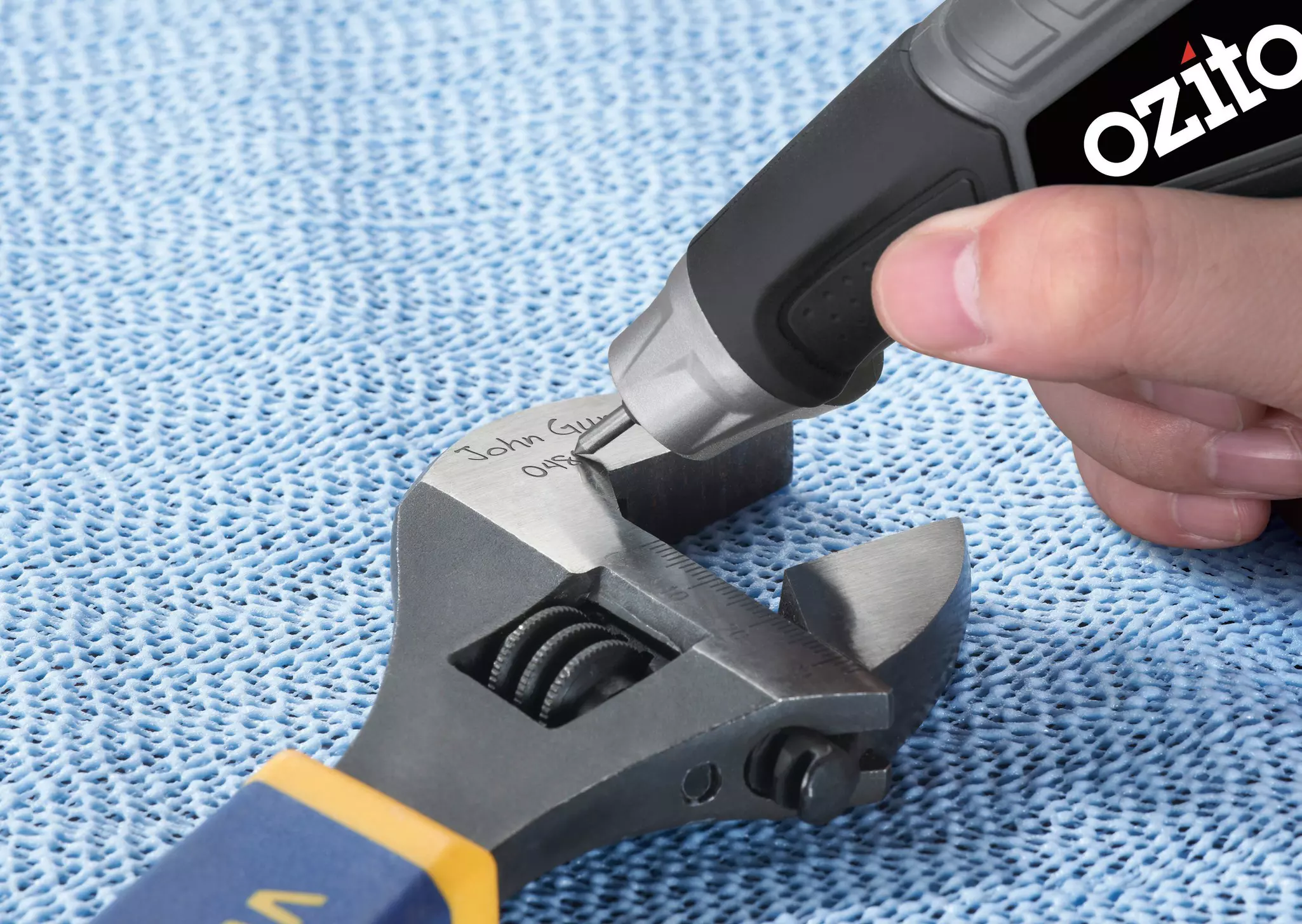 ozito-electric-engraver-61001369-example_usage-102