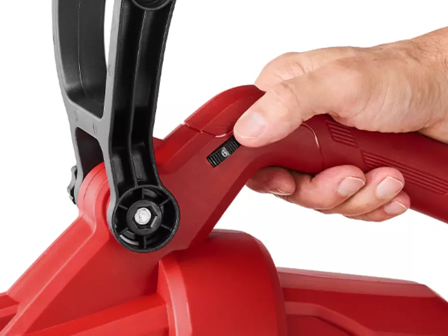 L’aspirateur à feuilles électrique Einhell GC-EL 3026 E, doté d’un régulateur de vitesse électronique situé sur la poignée.