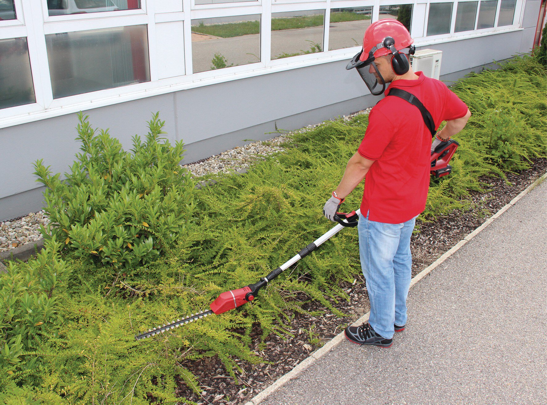 einhell-expert-cl-telescopic-hedge-trimmer-3410866-example_usage-001