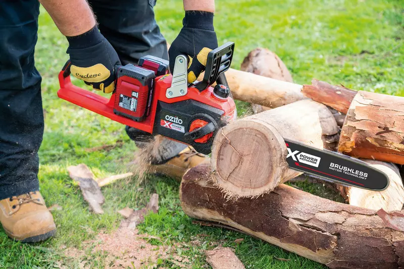 ozito-cordless-chain-saw-3000385-example_usage-101